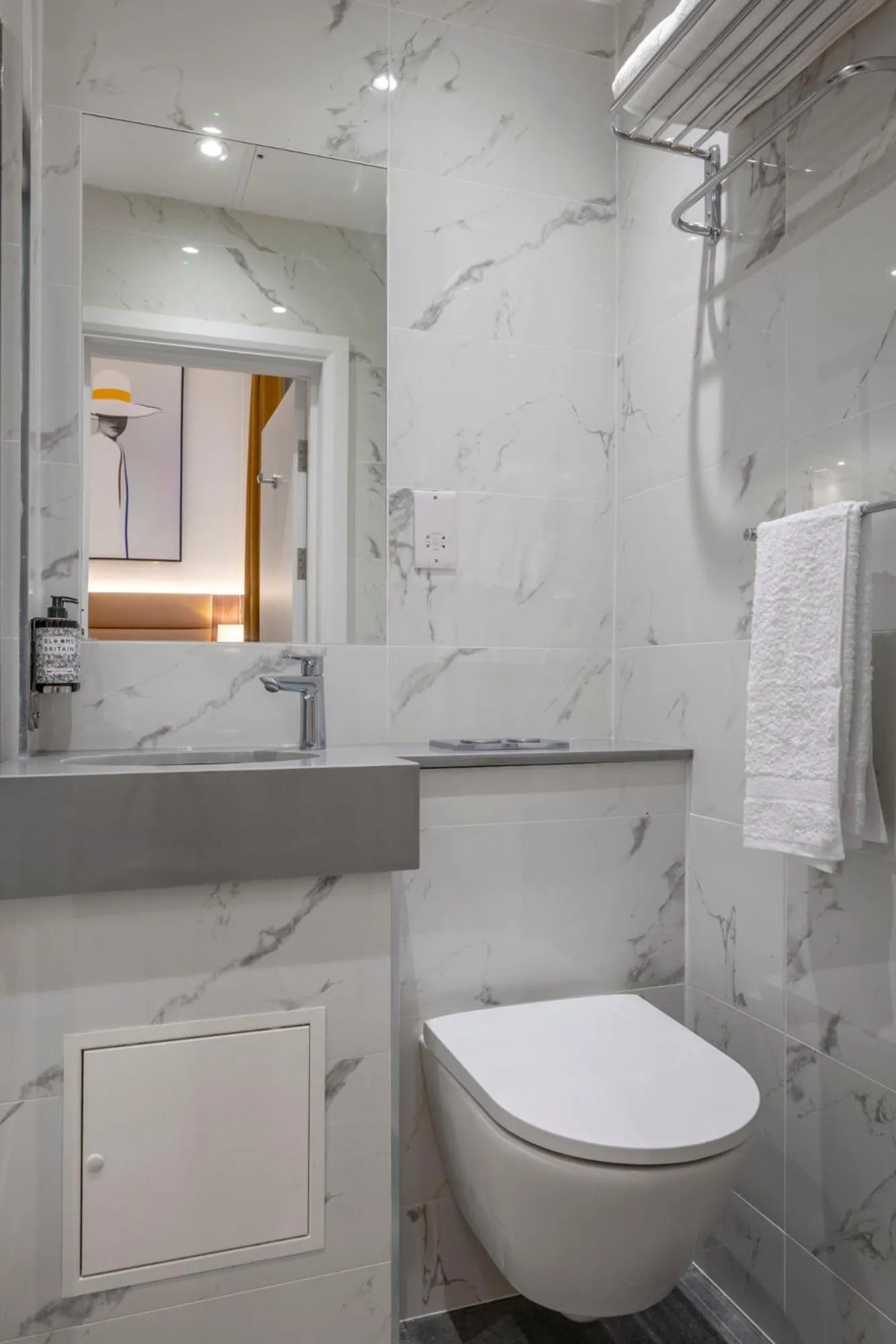 Toilet in The Castleton Hotel