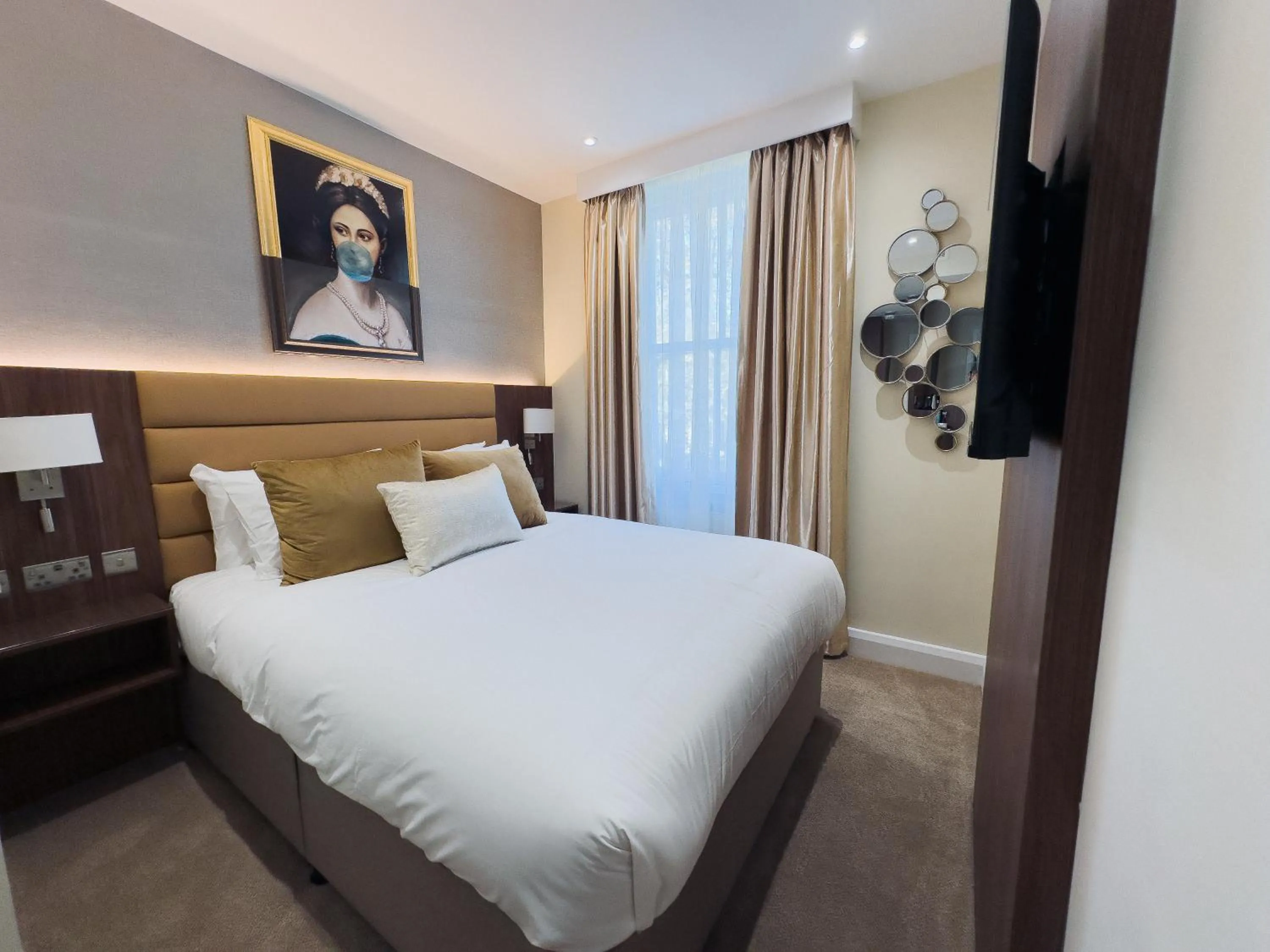 Bed in The Castleton Hotel