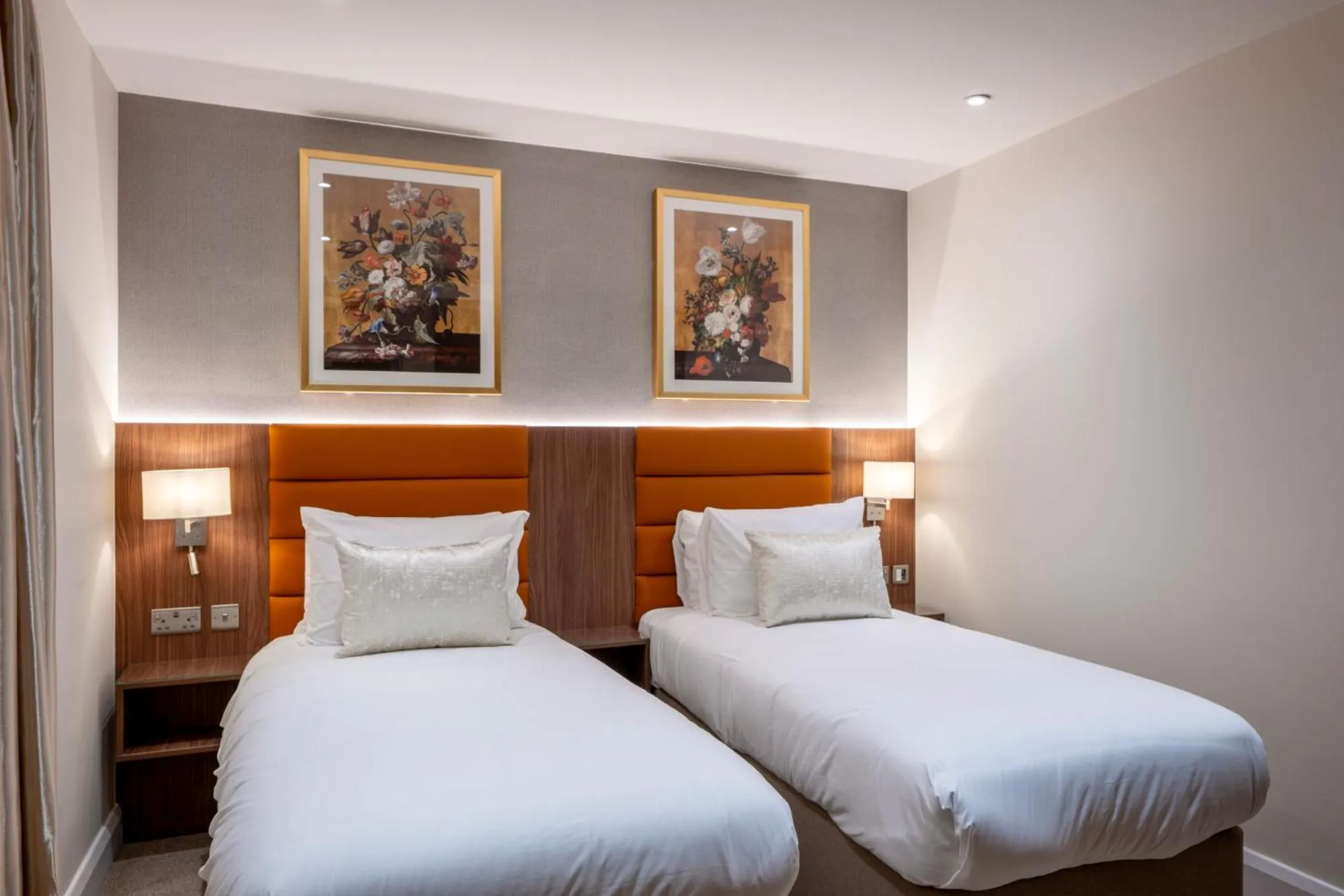 Bed in The Castleton Hotel