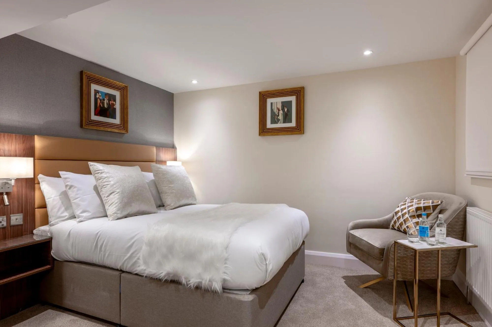 Bed in The Castleton Hotel