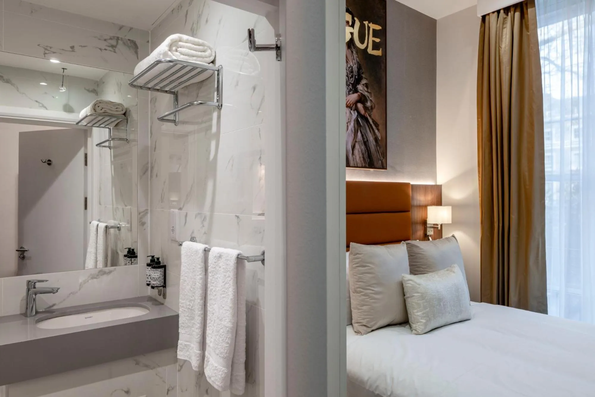 Bathroom, Bed in The Castleton Hotel