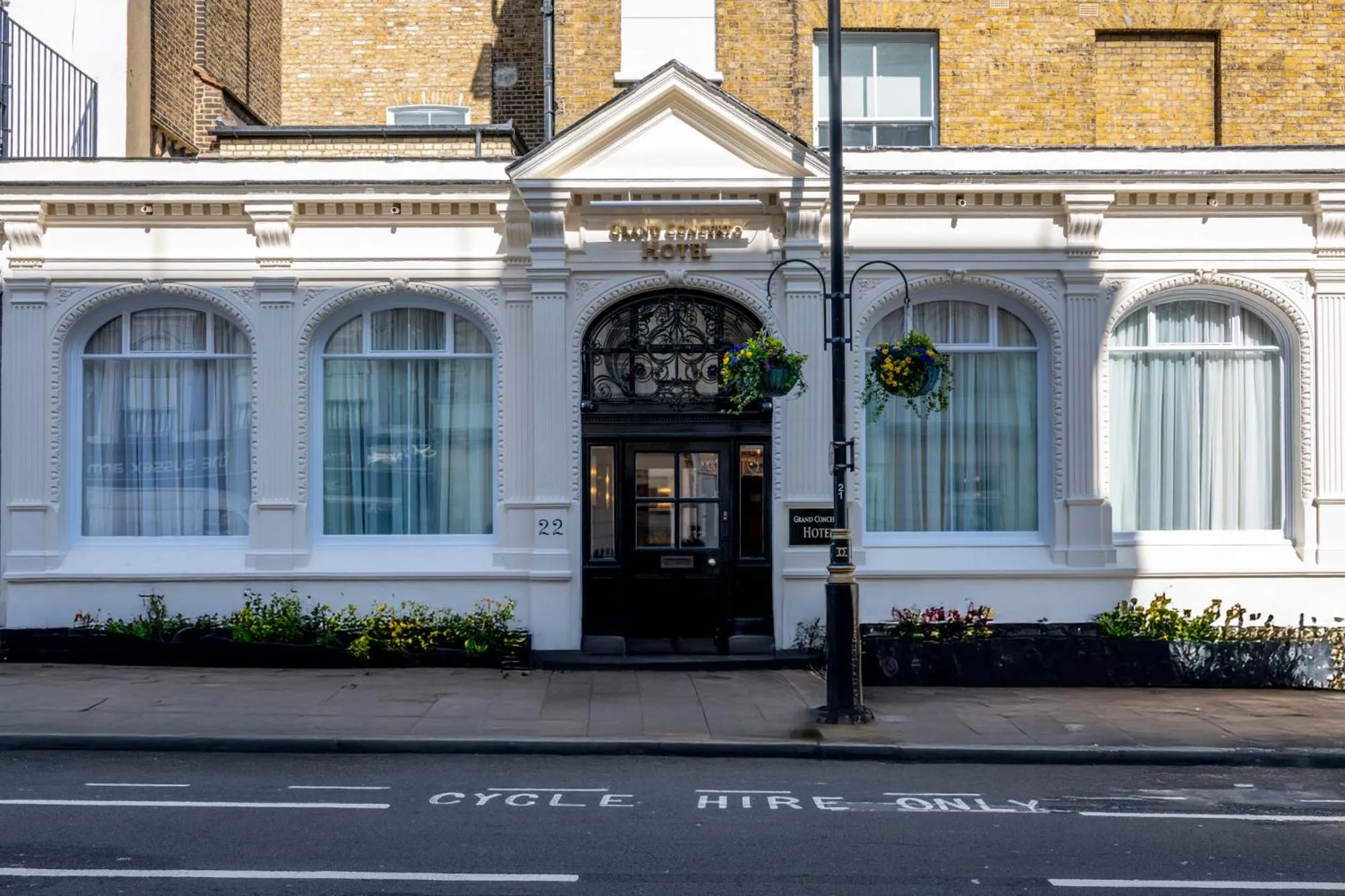 Facade/entrance in The Castleton Hotel