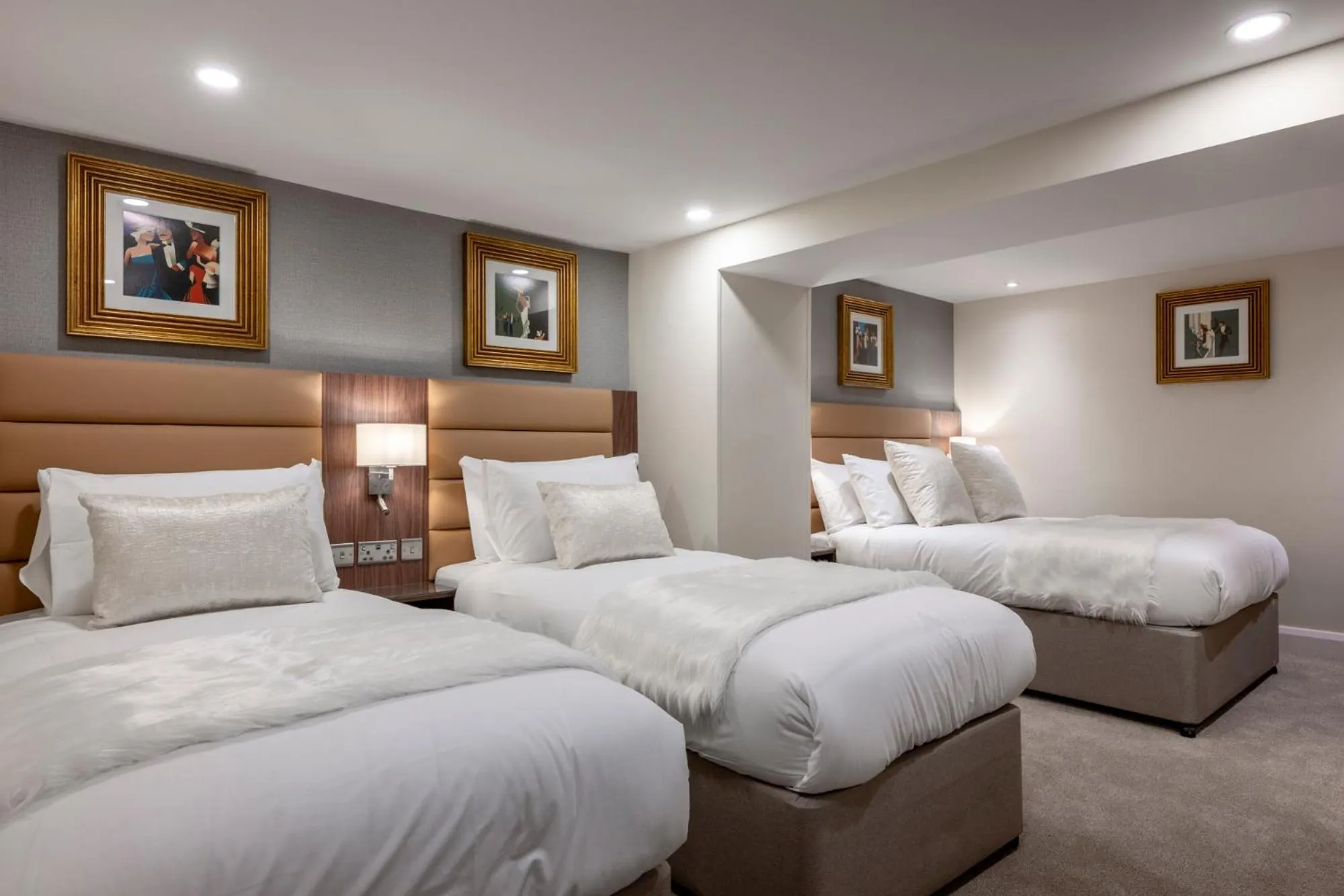 Bed in The Castleton Hotel