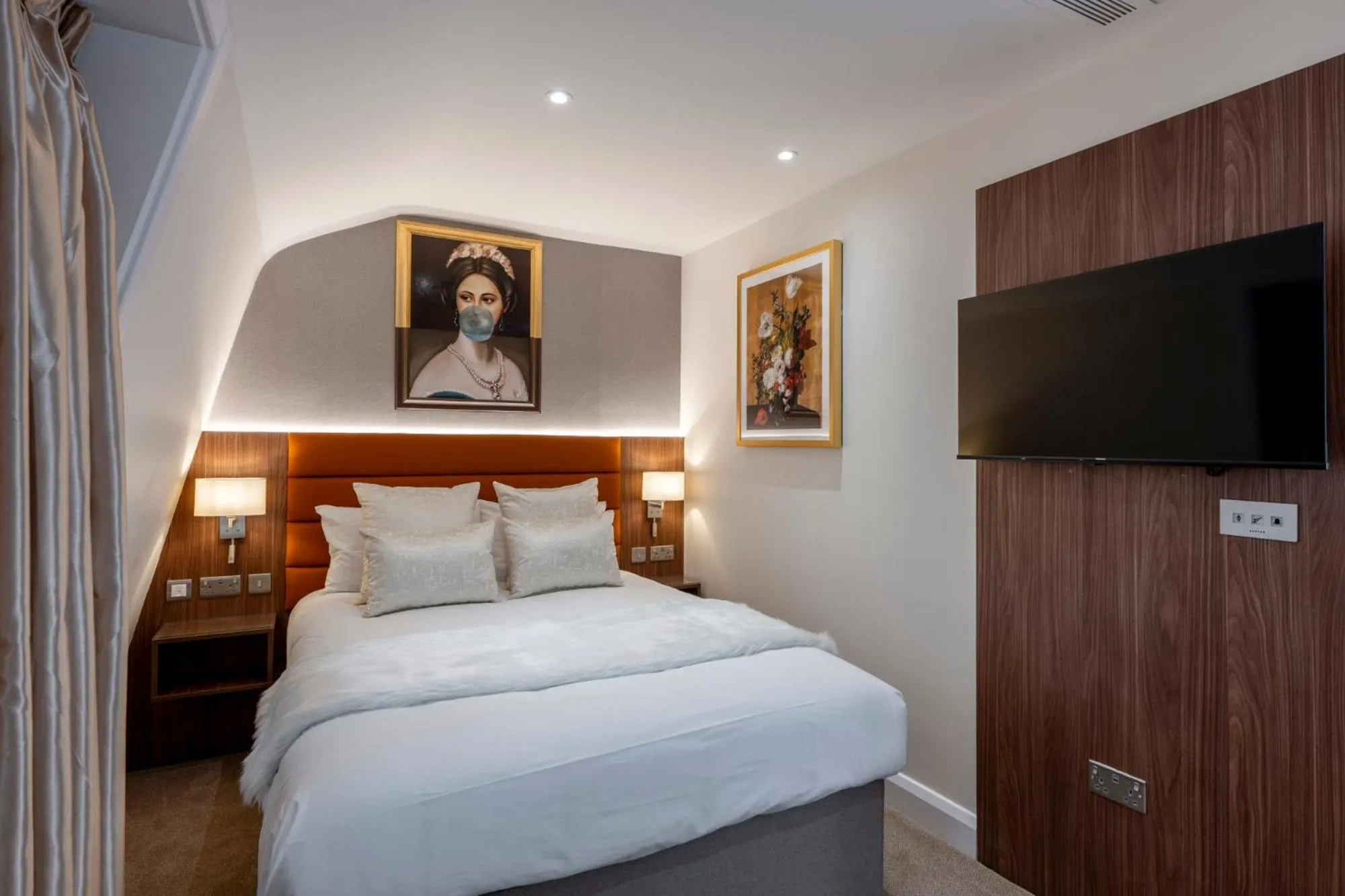 Bed in The Castleton Hotel