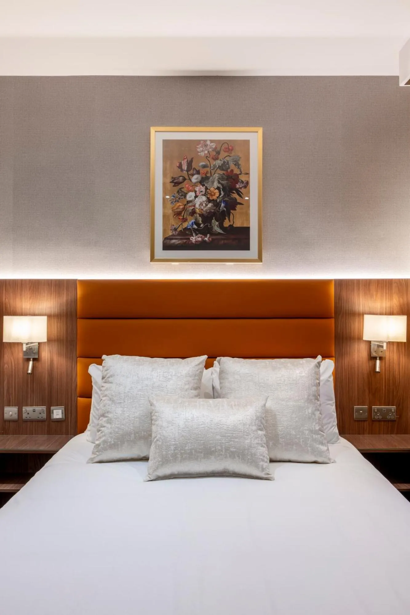 Bed in The Castleton Hotel