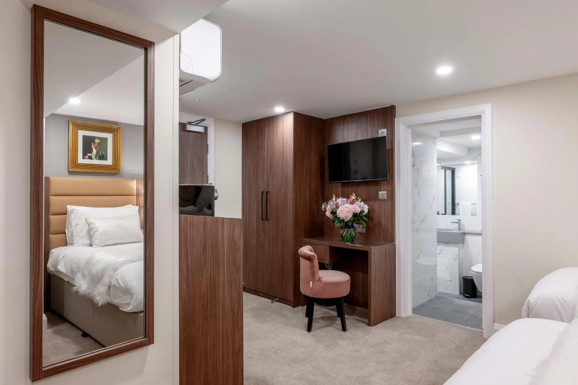 Bed in The Castleton Hotel