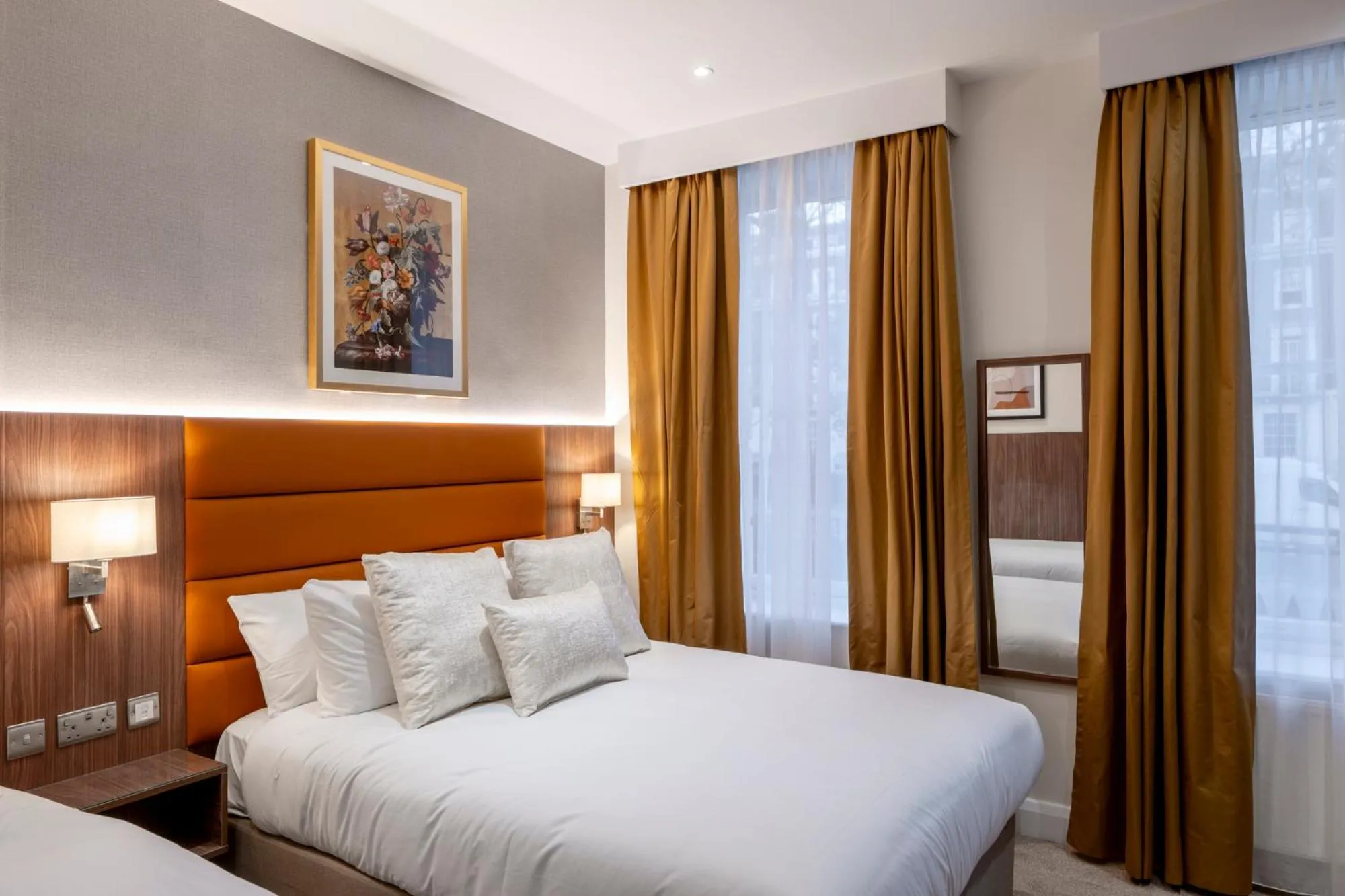 Bed in The Castleton Hotel