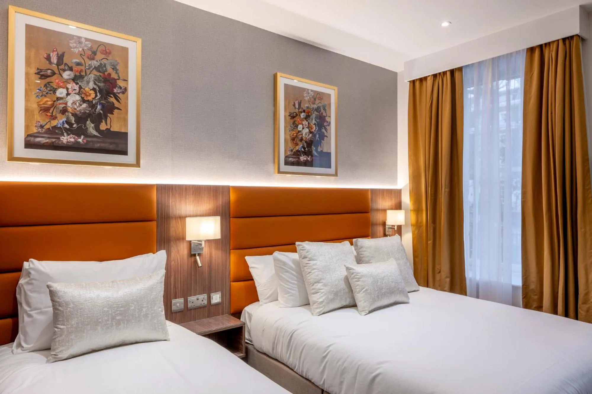 Bed in The Castleton Hotel