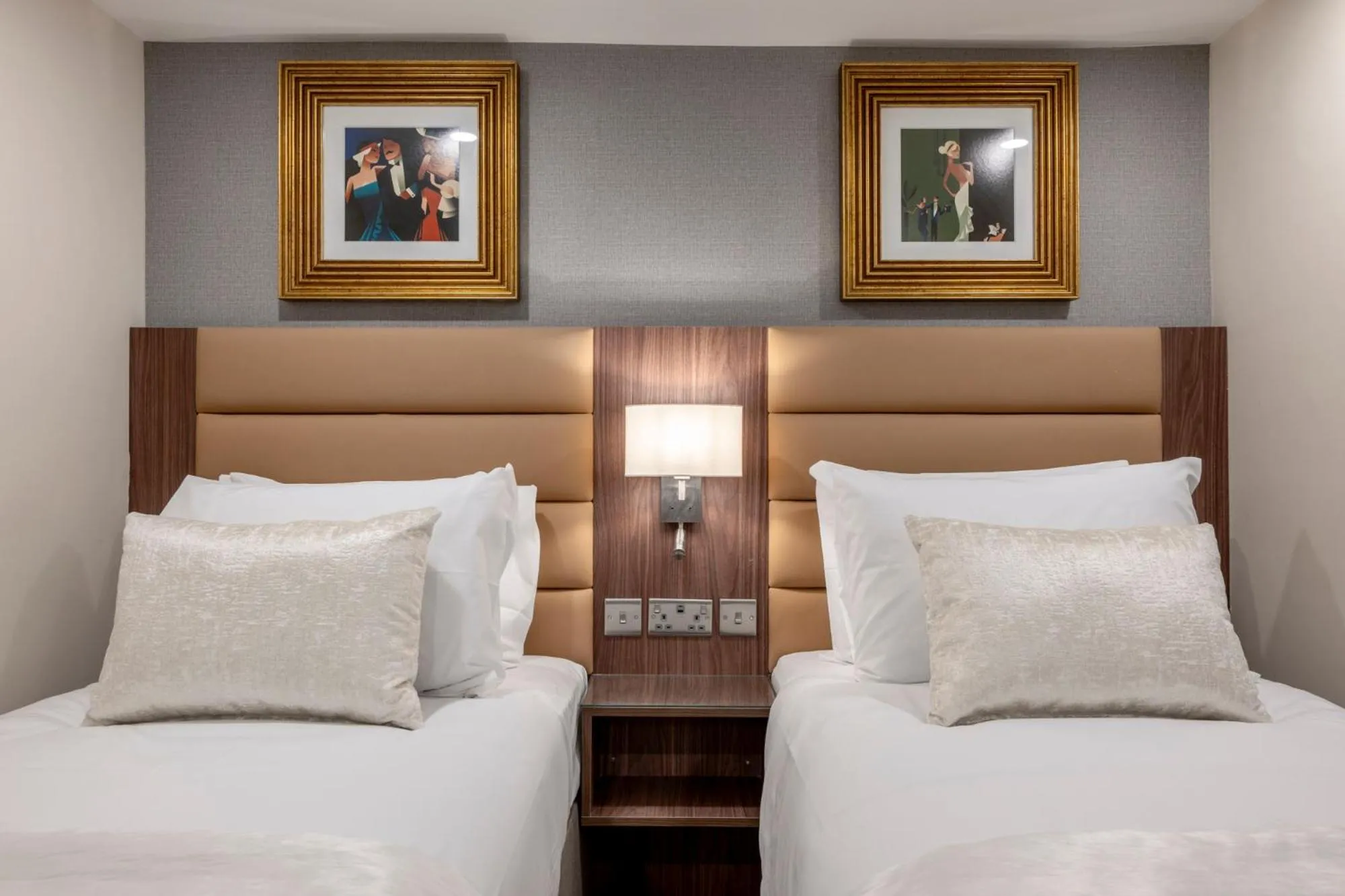 Bed in The Castleton Hotel