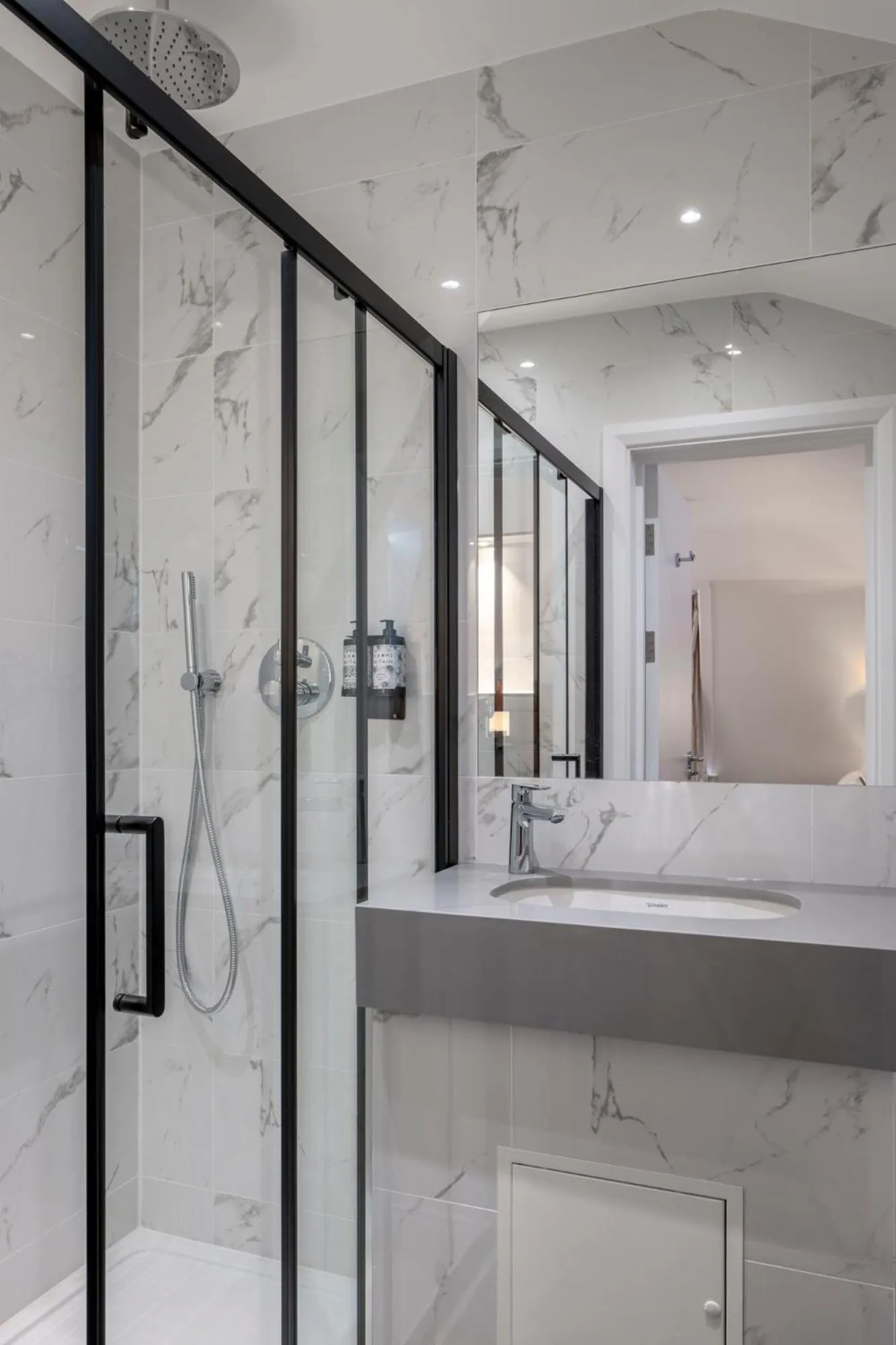 Shower in The Castleton Hotel