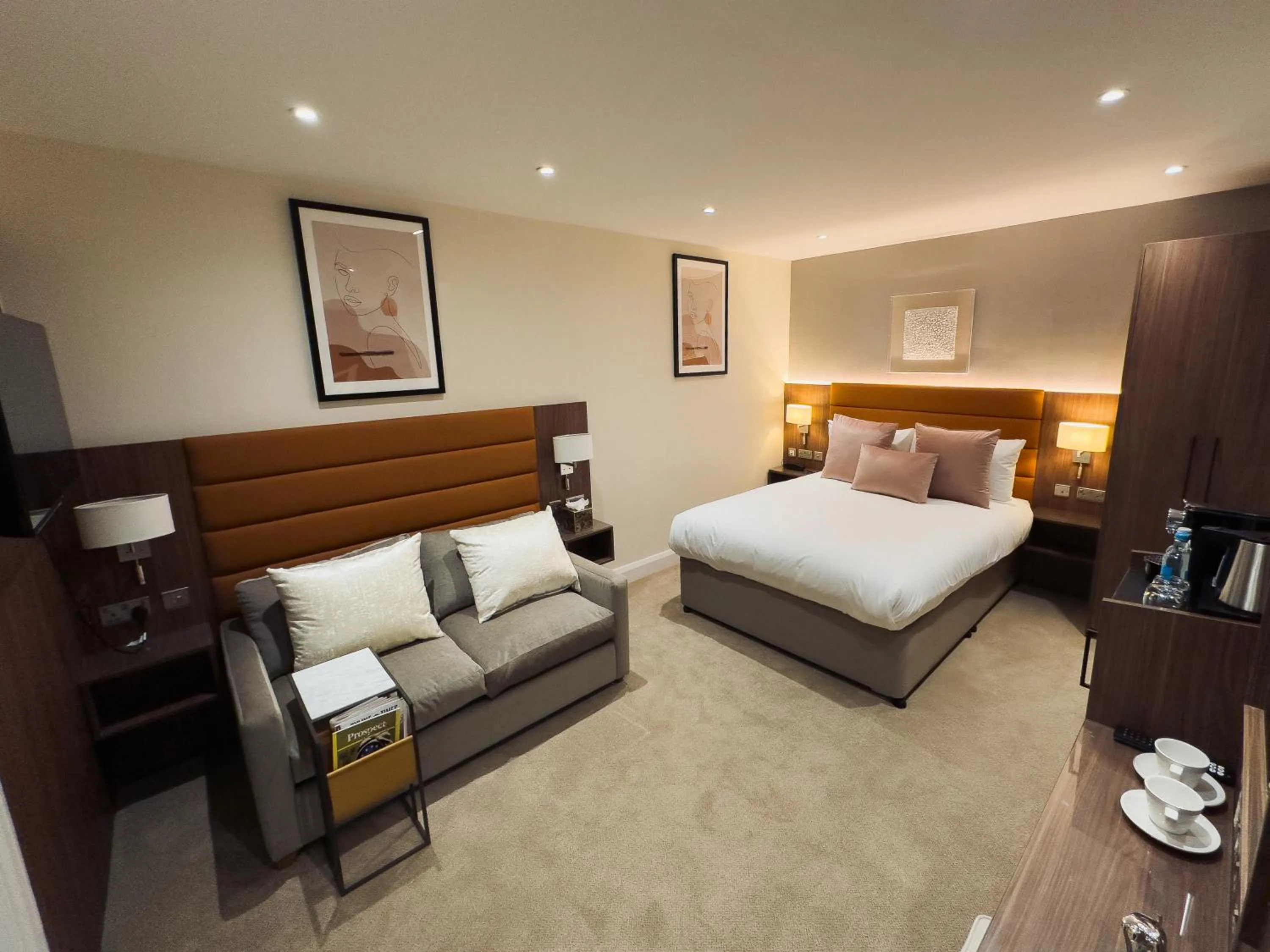 Bed in The Castleton Hotel