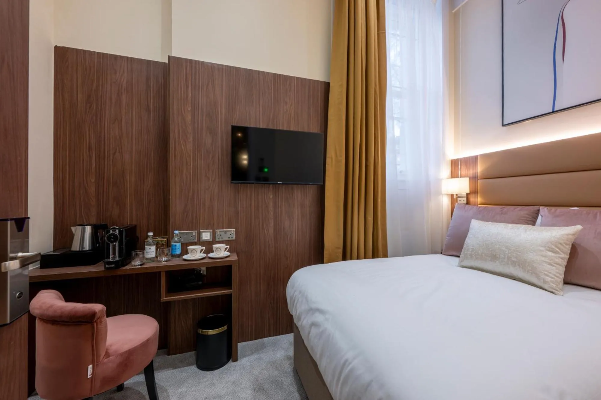 Bed in The Castleton Hotel