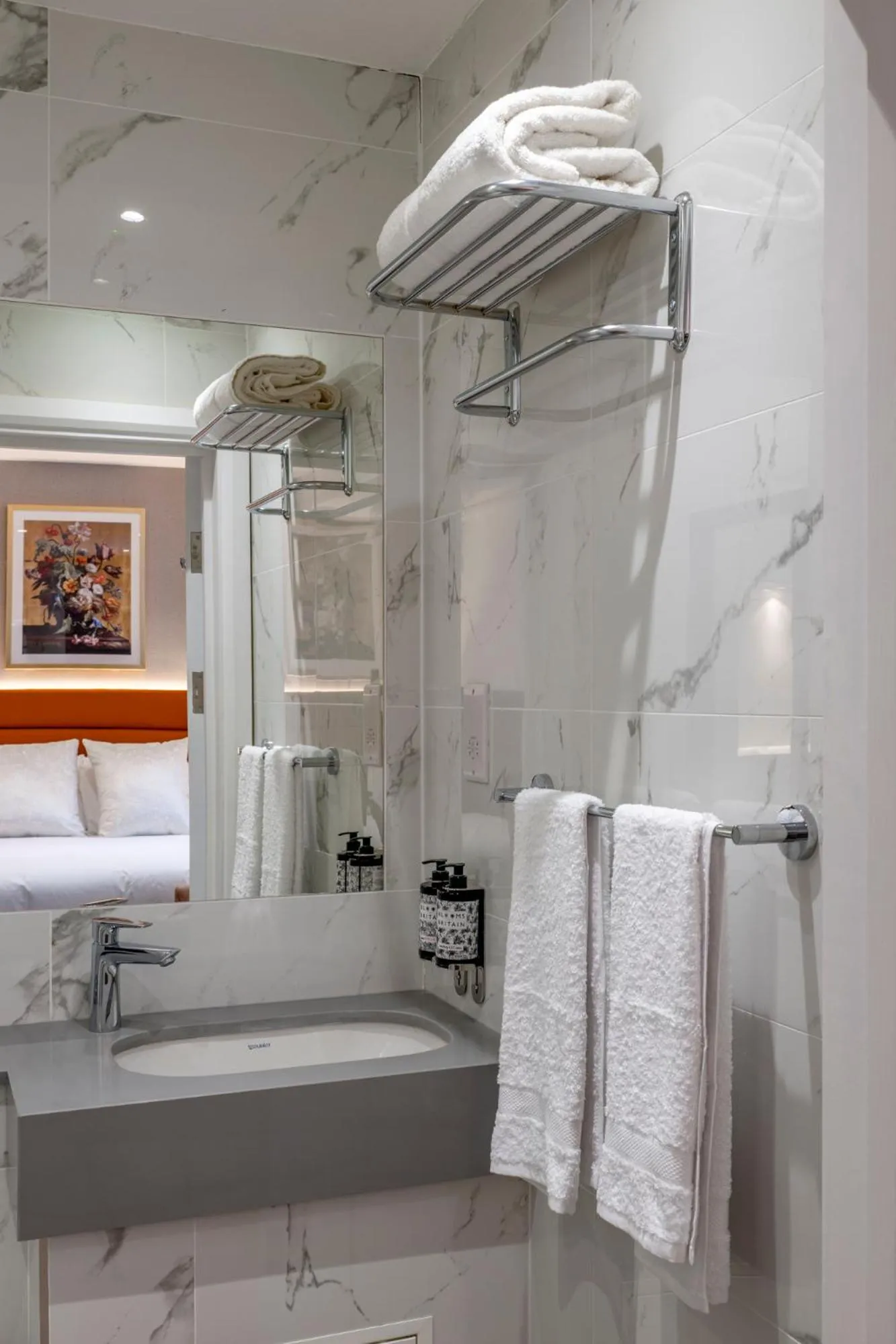 Bathroom in The Castleton Hotel