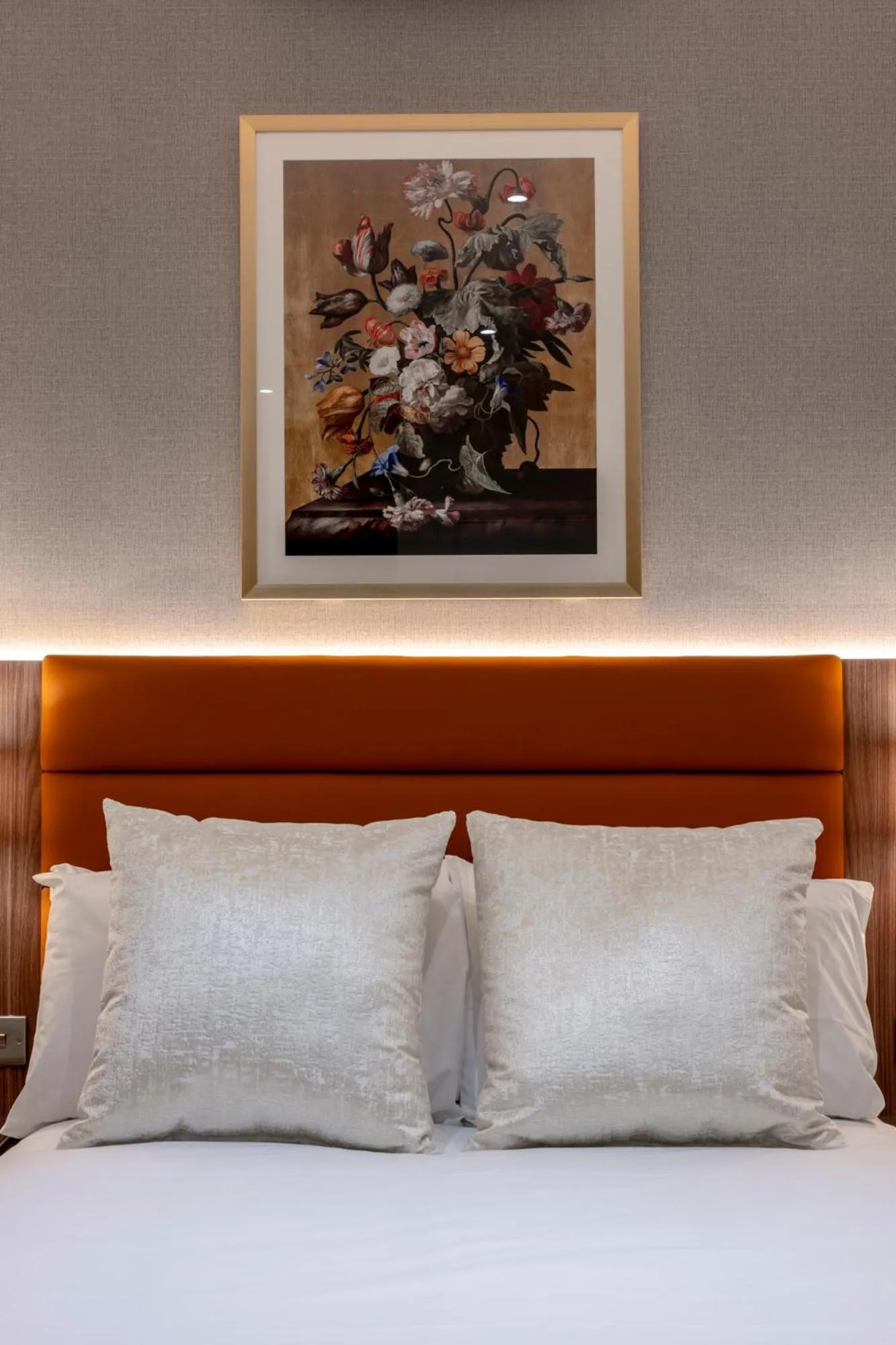 Bed in The Castleton Hotel