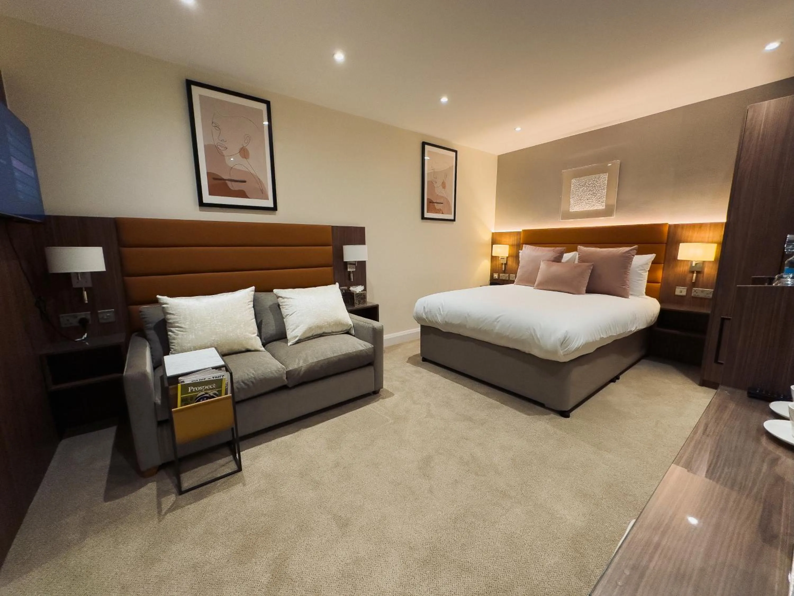 Photo of the whole room, Bed in The Castleton Hotel