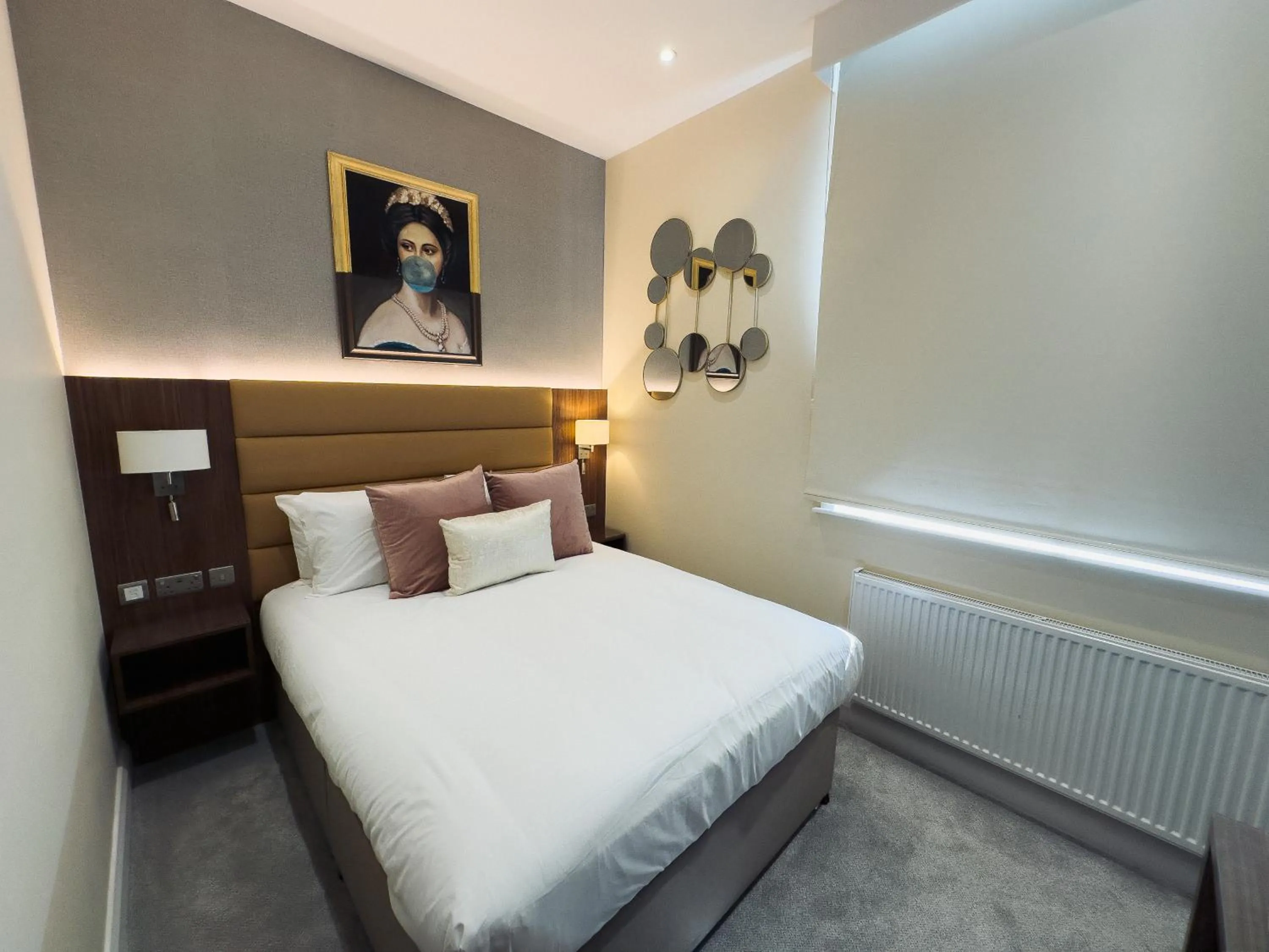 Bed in The Castleton Hotel