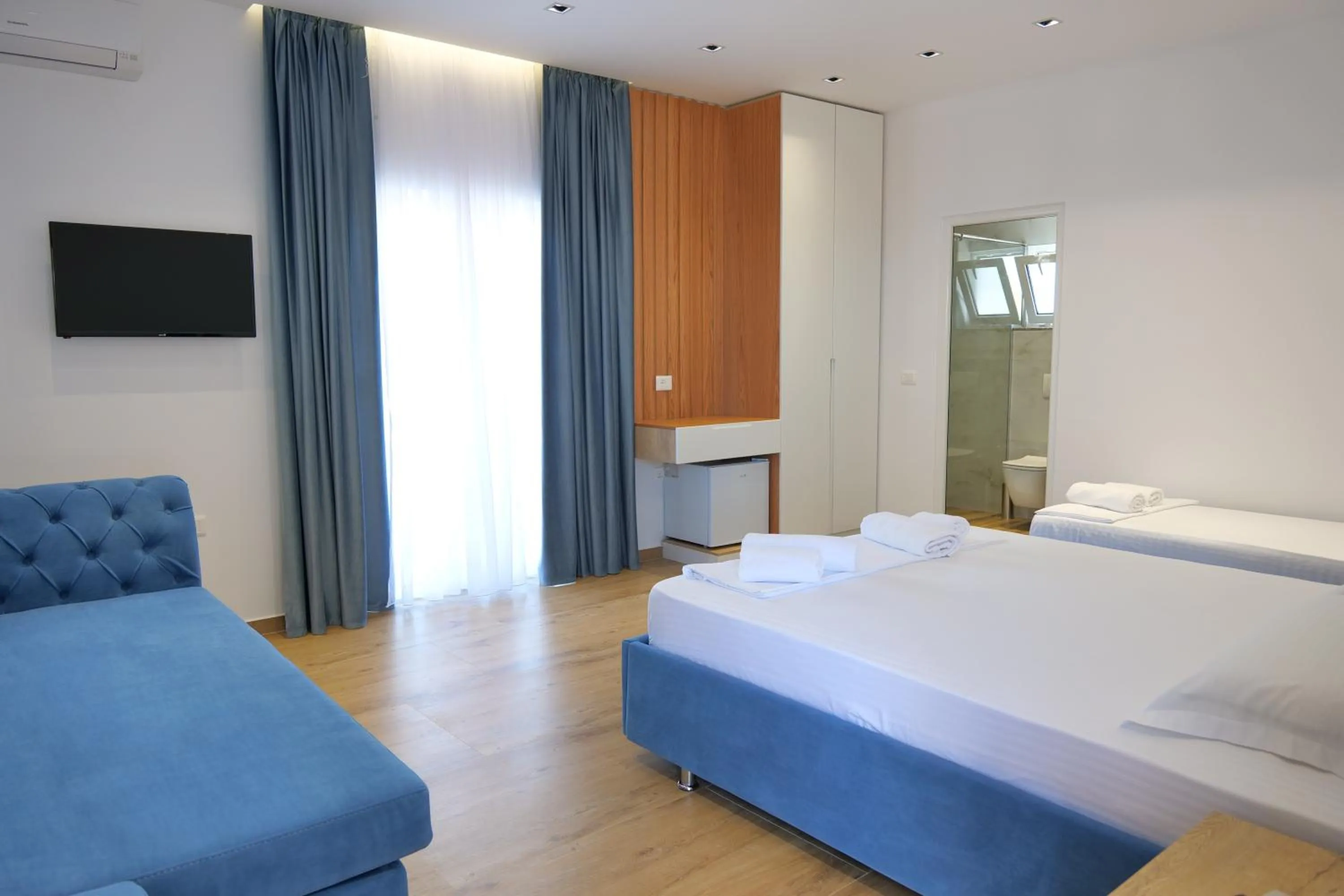 Bedroom, Bed in Summer Point Hotel