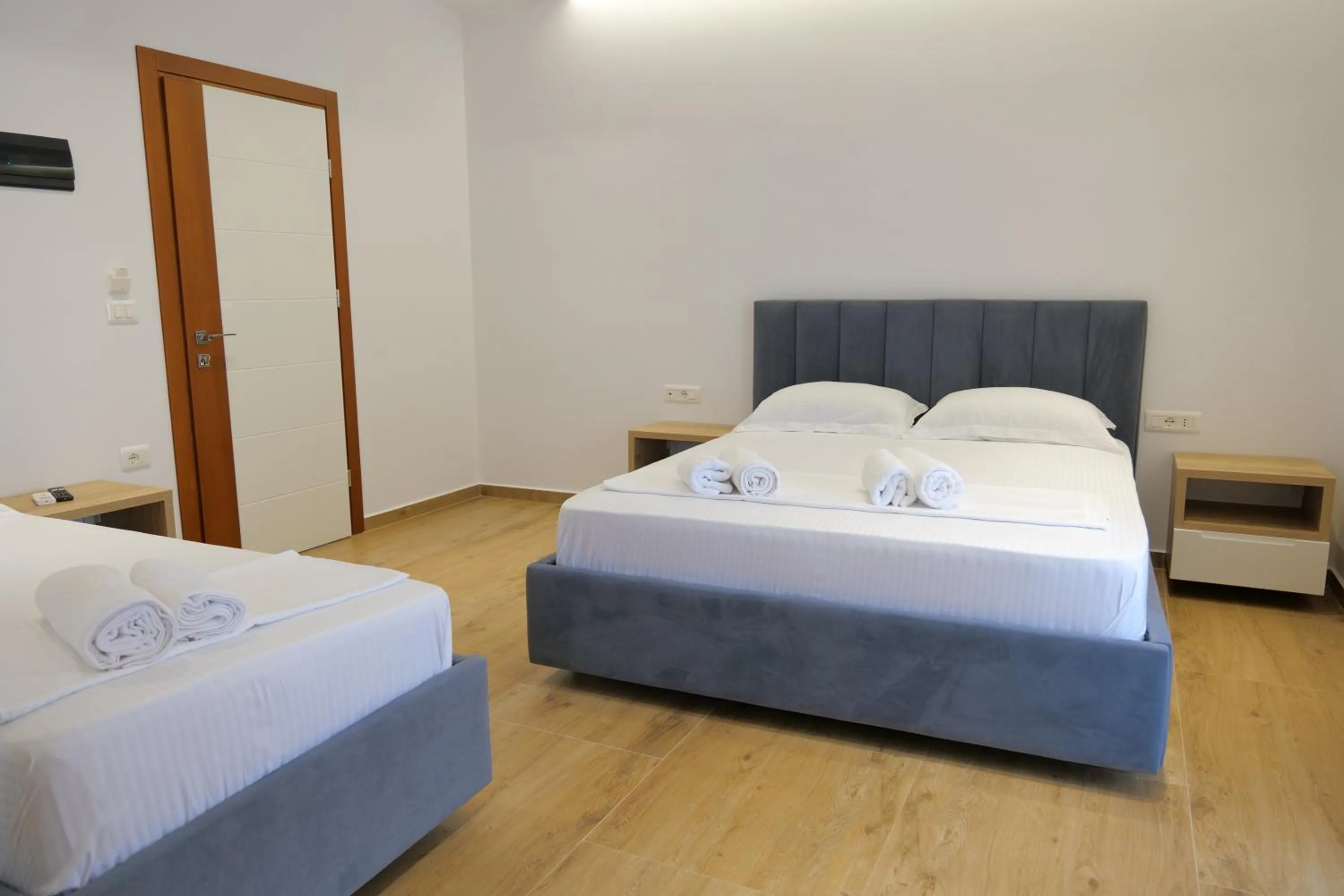 Bedroom, Bed in Summer Point Hotel