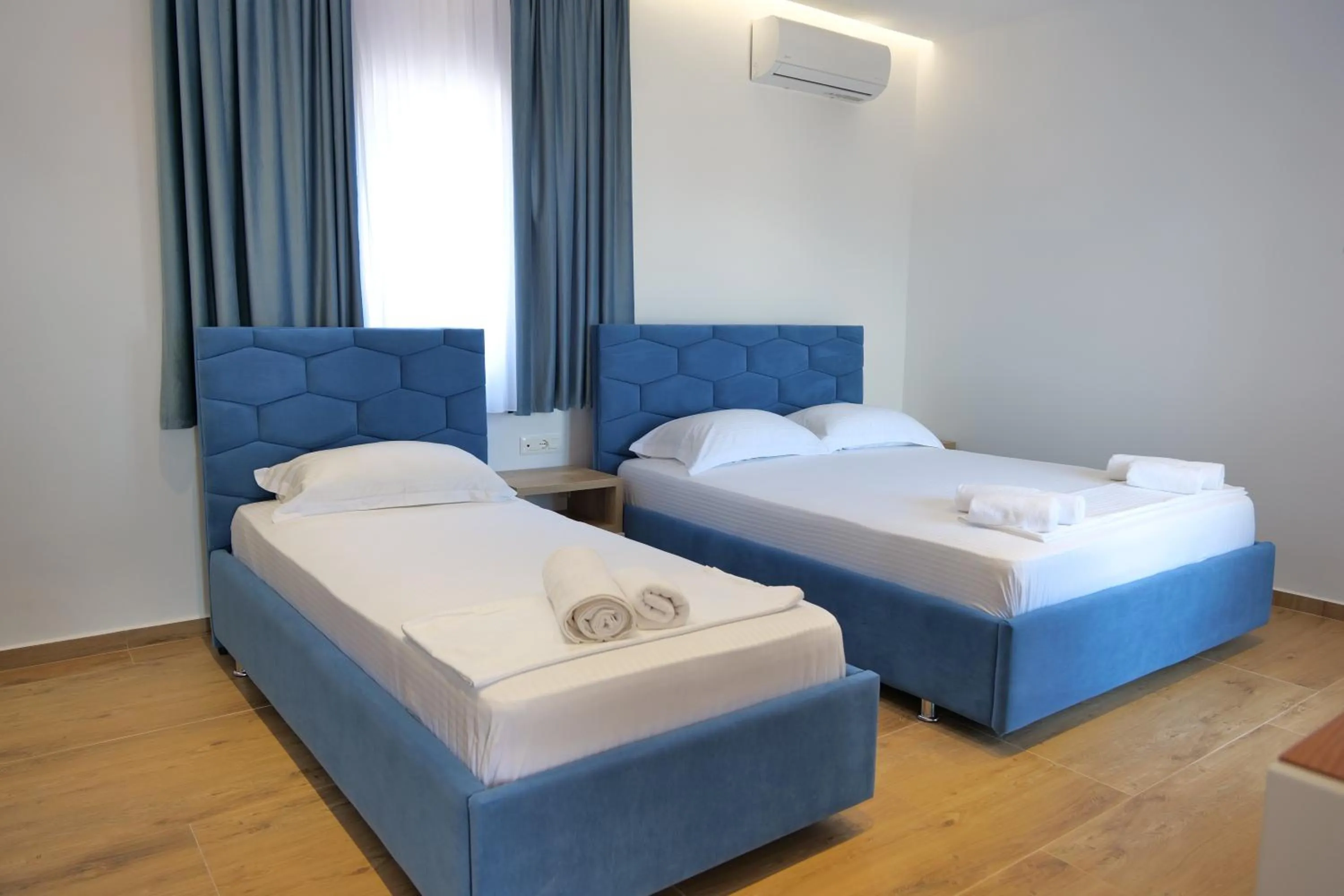 Bedroom, Bed in Summer Point Hotel