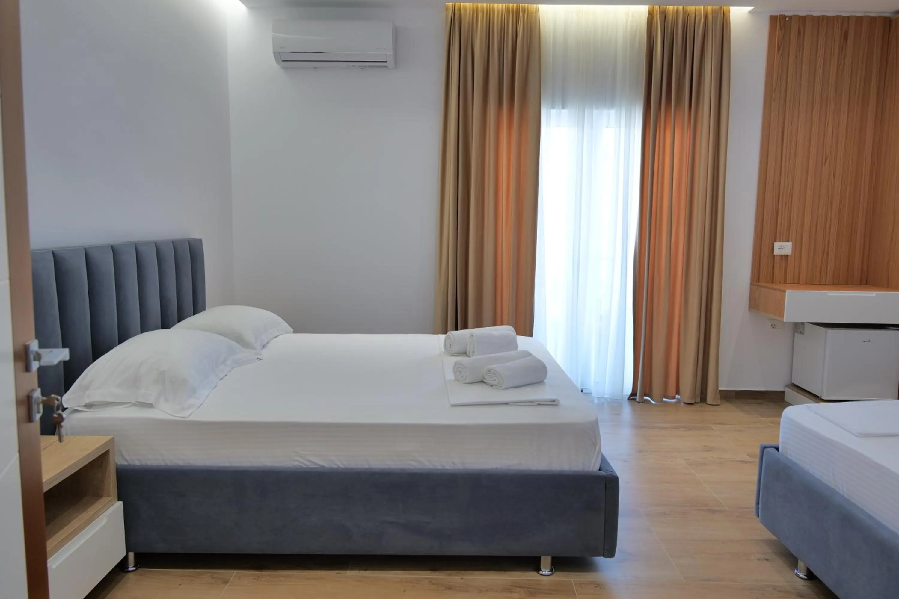 Bedroom, Bed in Summer Point Hotel