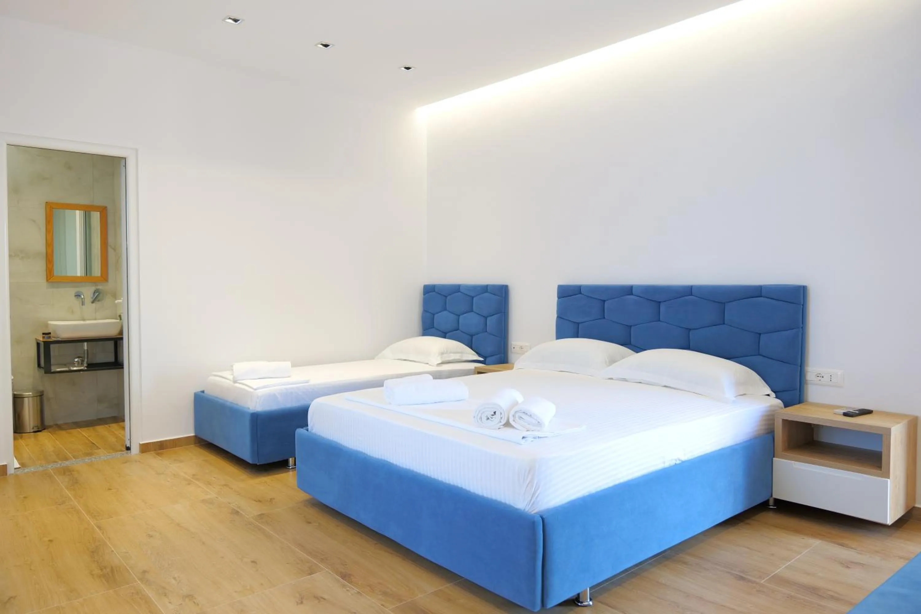 Bedroom, Bed in Summer Point Hotel