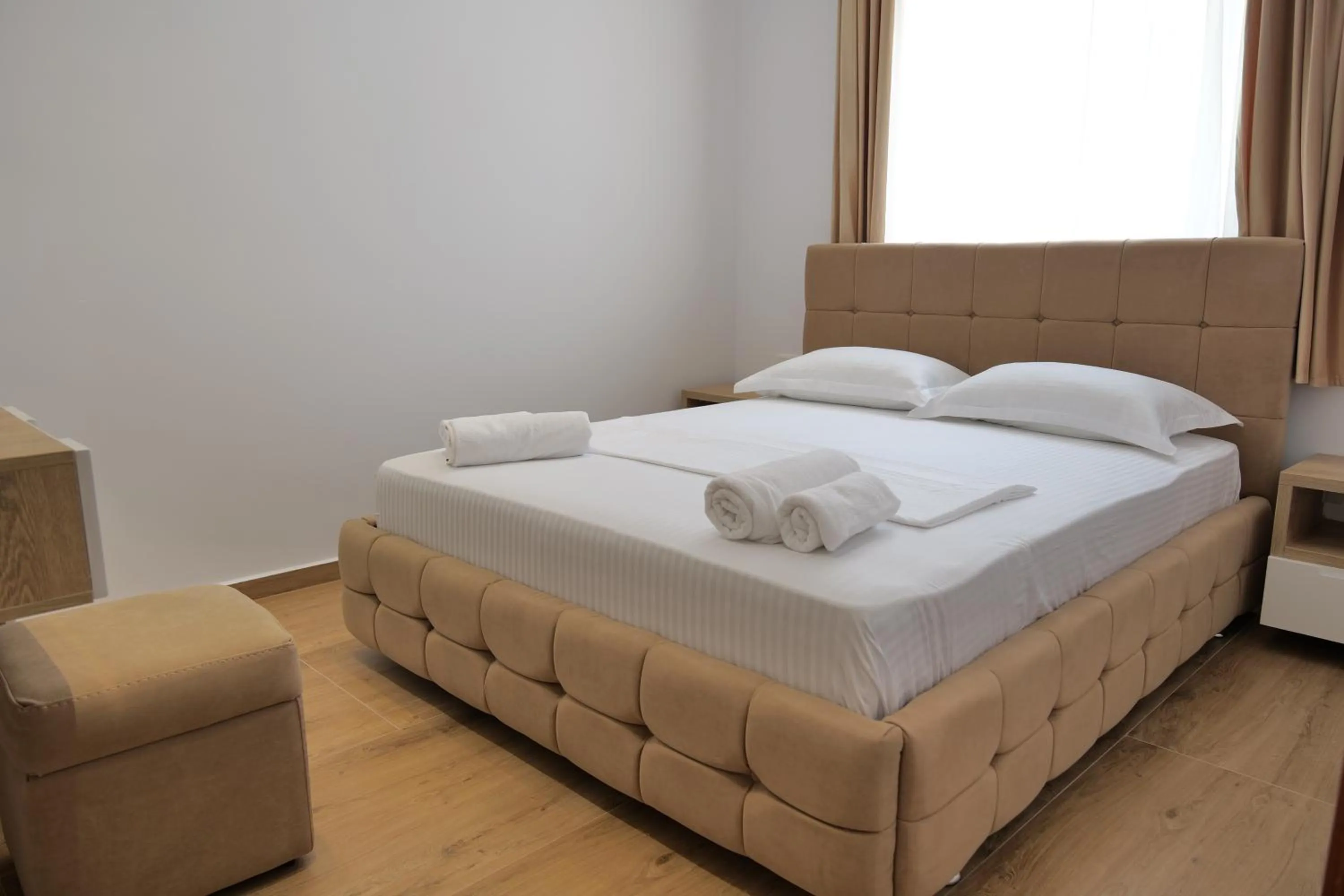 Bedroom, Bed in Summer Point Hotel