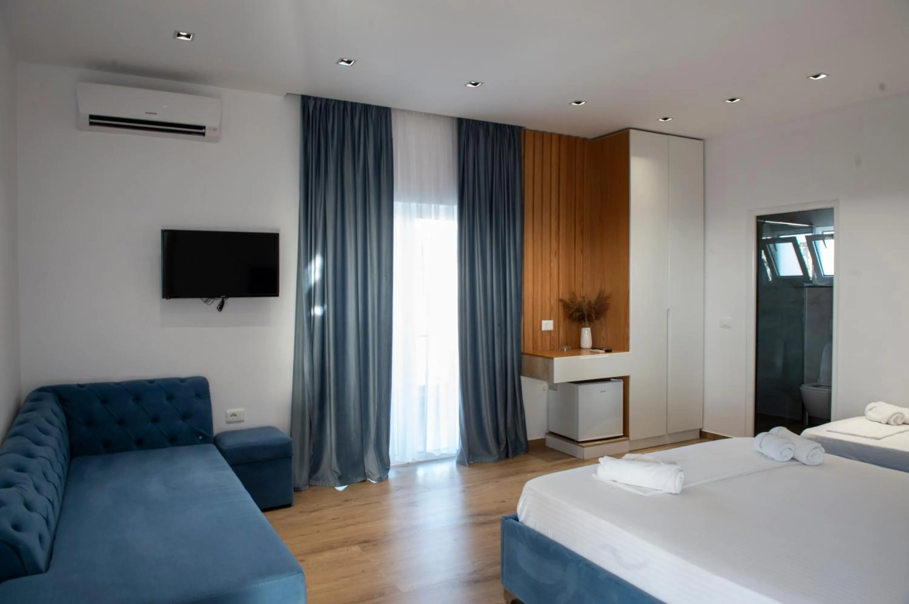 Bedroom, Bed in Summer Point Hotel