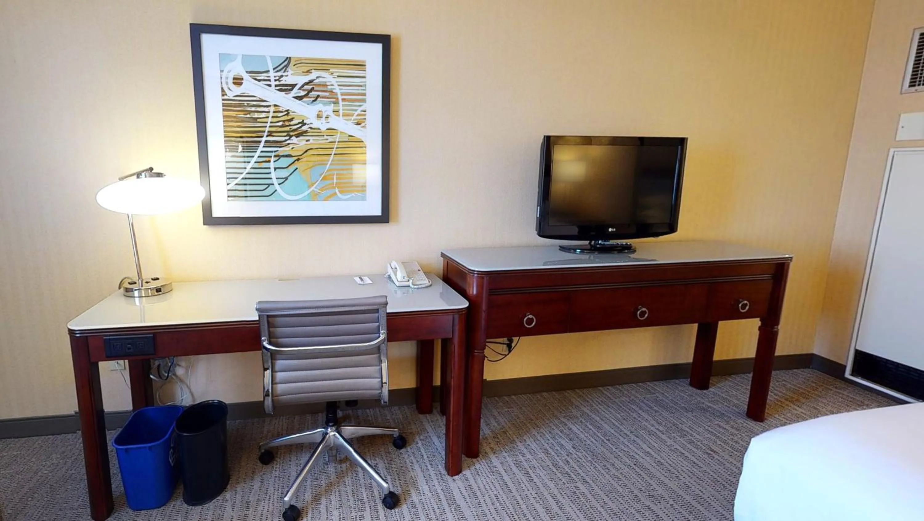 furniture, Bed in Sheraton West Des Moines