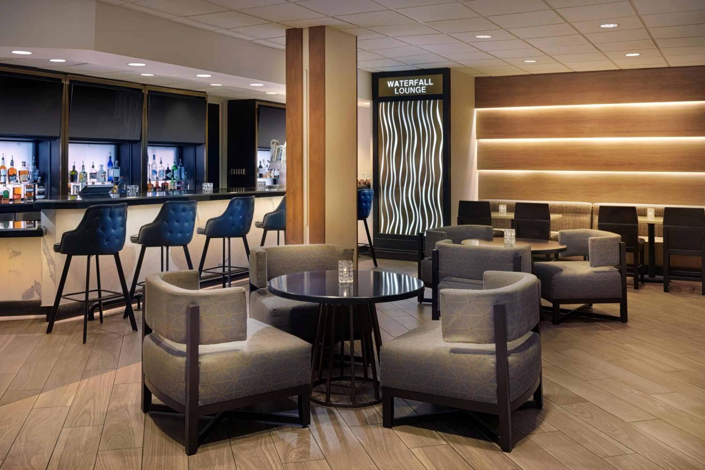 Lounge or bar in Sheraton West Des Moines