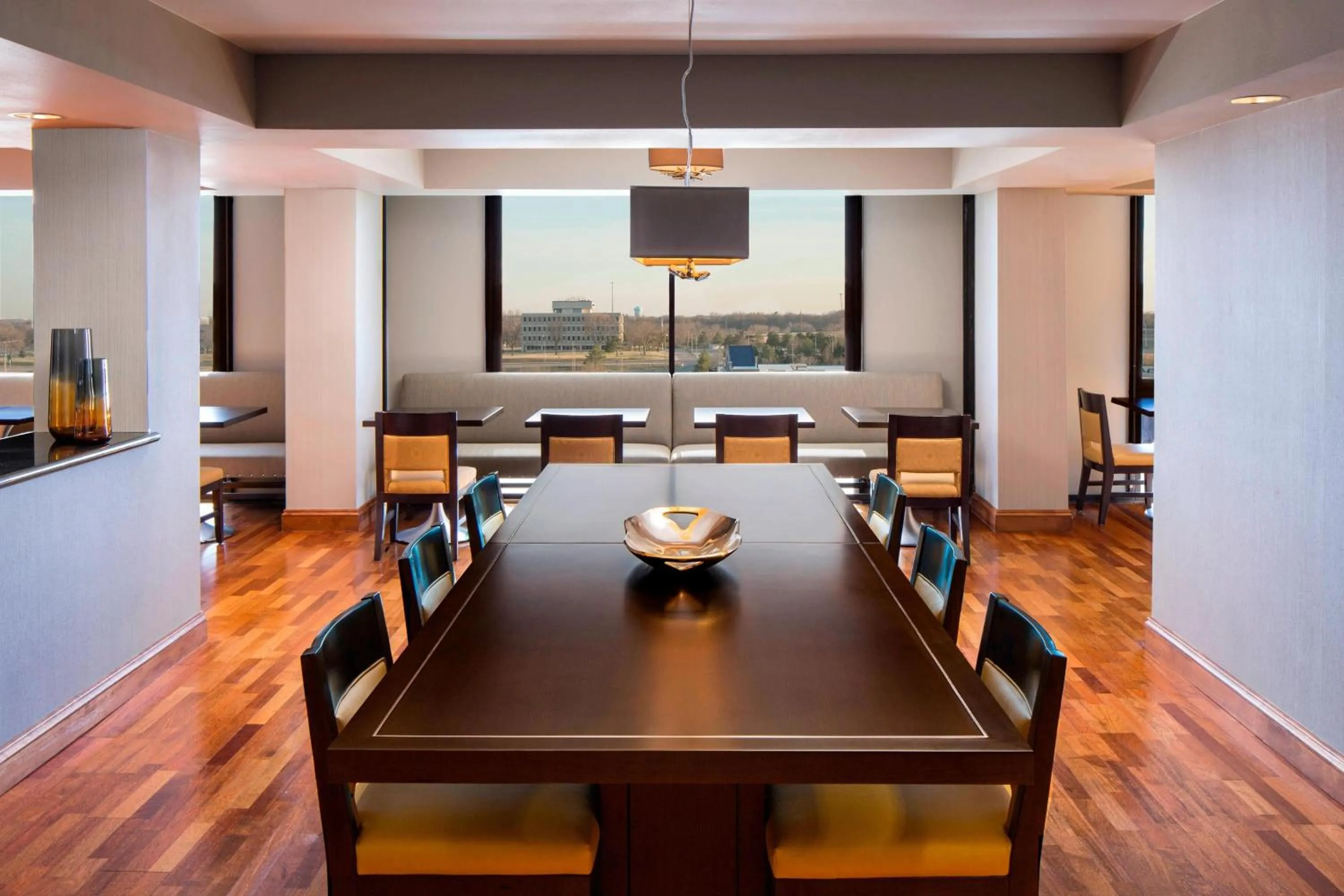 Lounge or bar in Sheraton West Des Moines