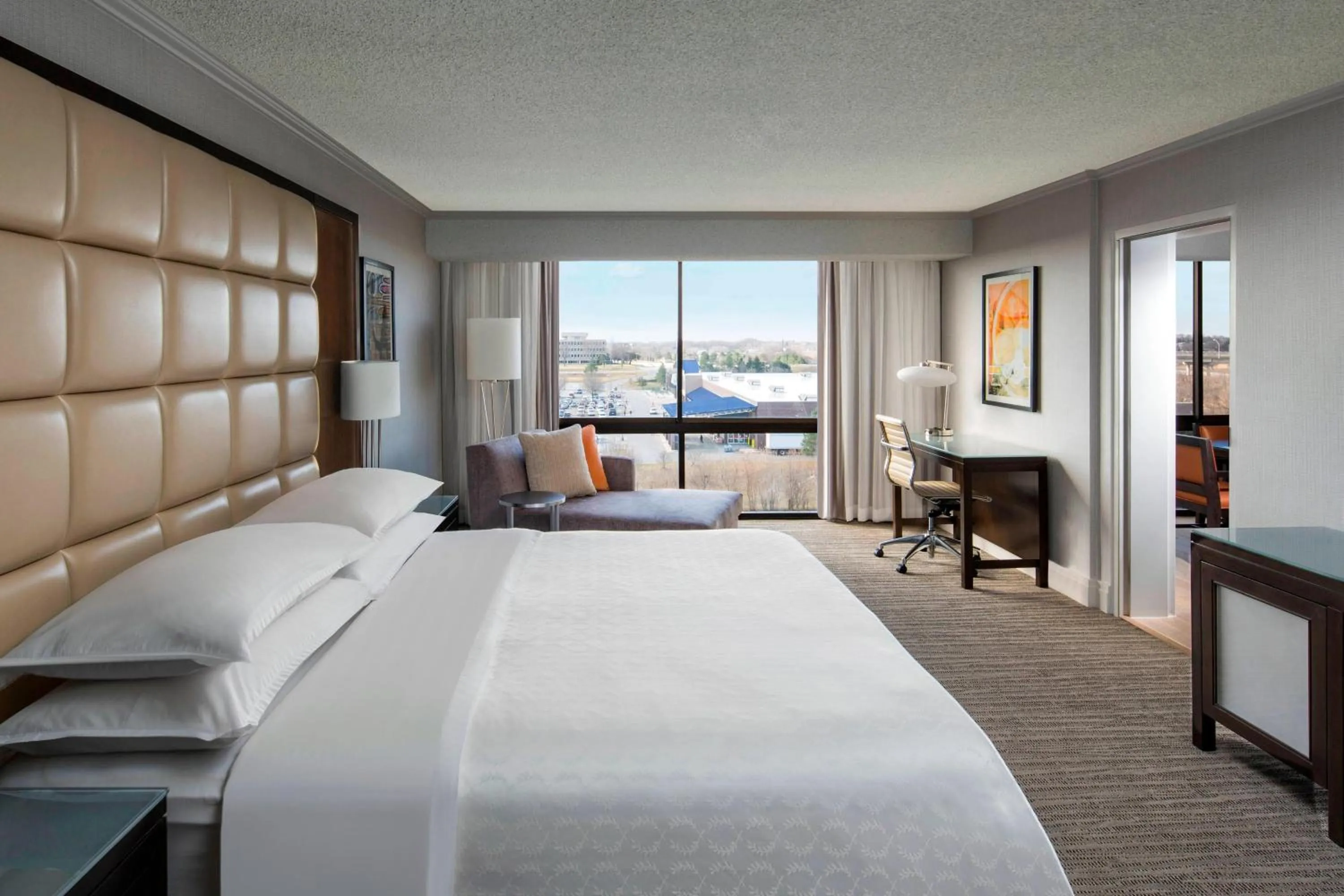 Bedroom, Bed in Sheraton West Des Moines