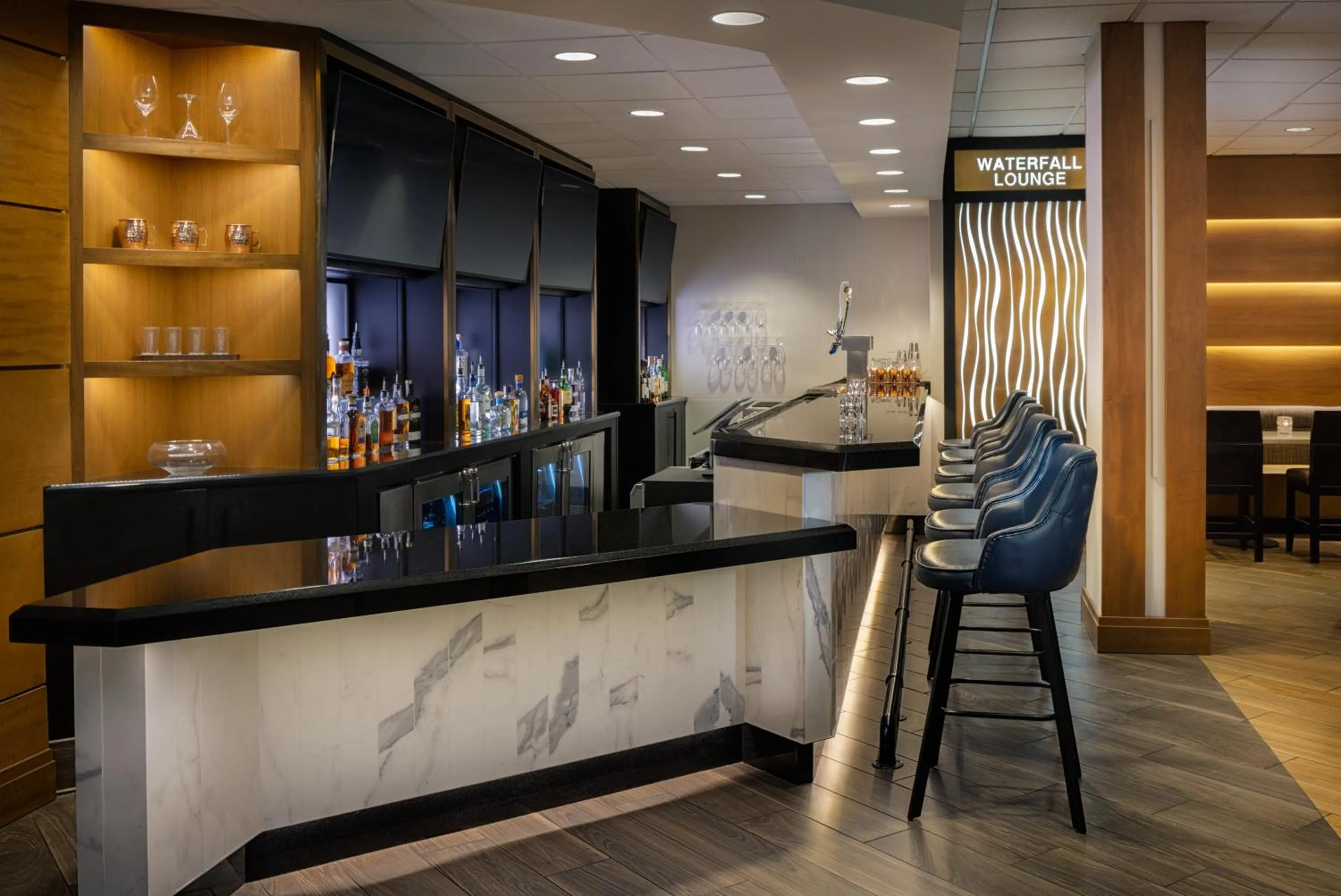 Lounge or bar in Sheraton West Des Moines