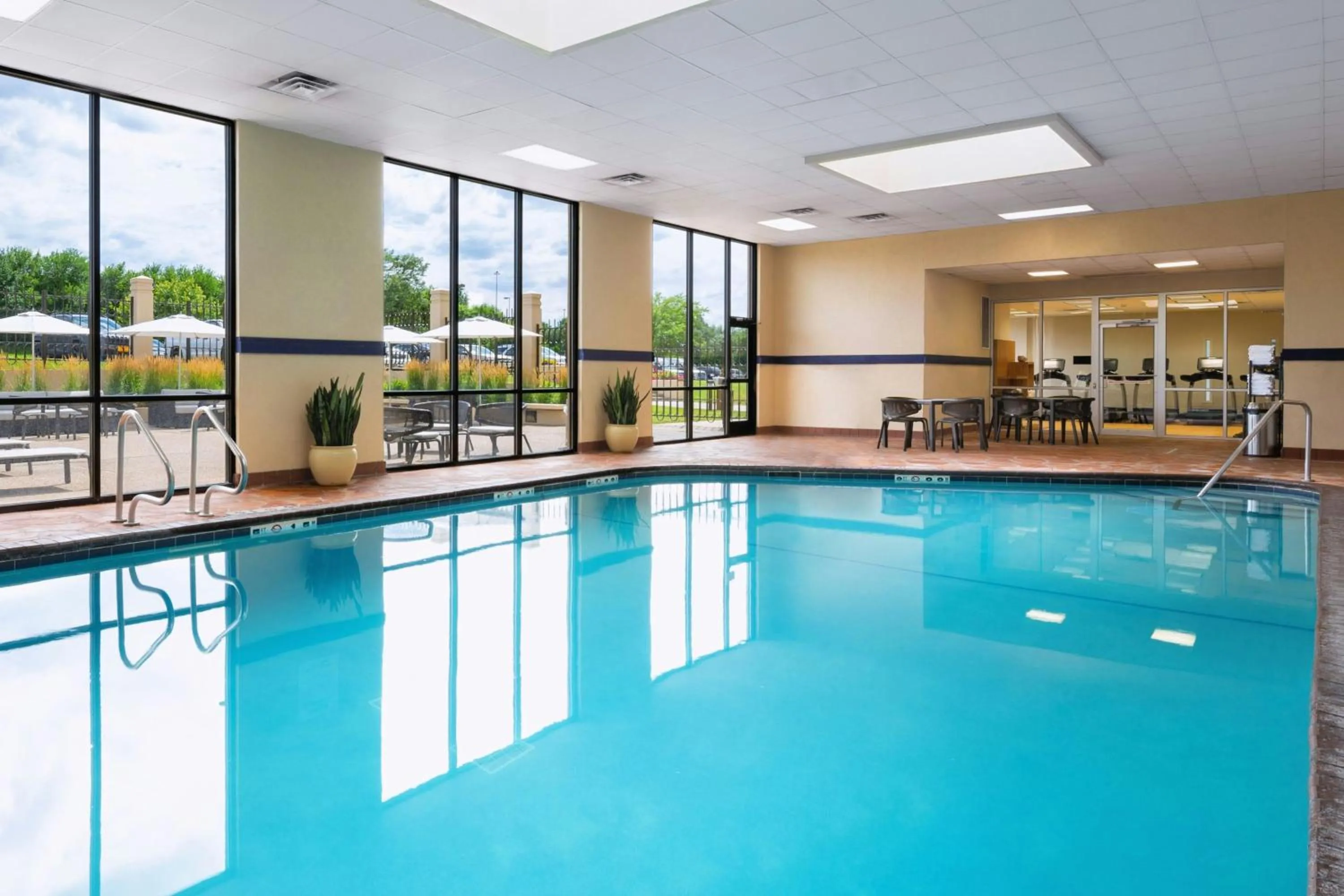 Swimming pool in Sheraton West Des Moines