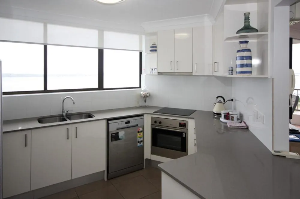 Kitchen or kitchenette in Broadwater Shores Waterfront Apartments