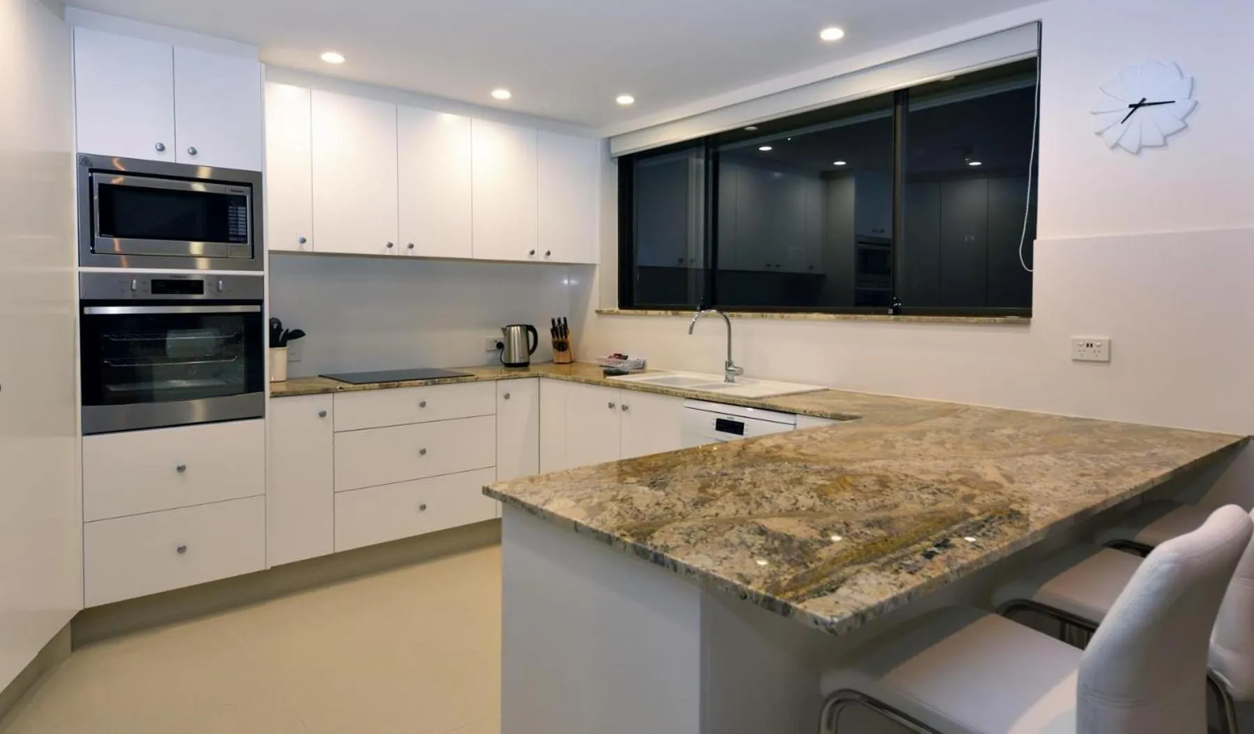 Kitchen or kitchenette in Broadwater Shores Waterfront Apartments
