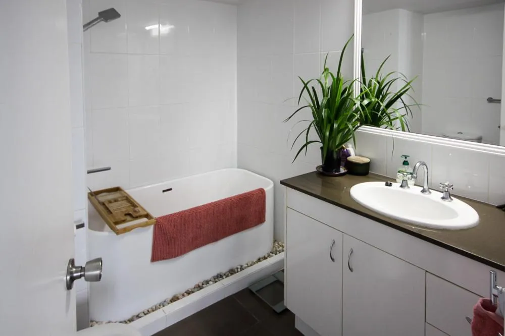 Bathroom, Bed in Broadwater Shores Waterfront Apartments