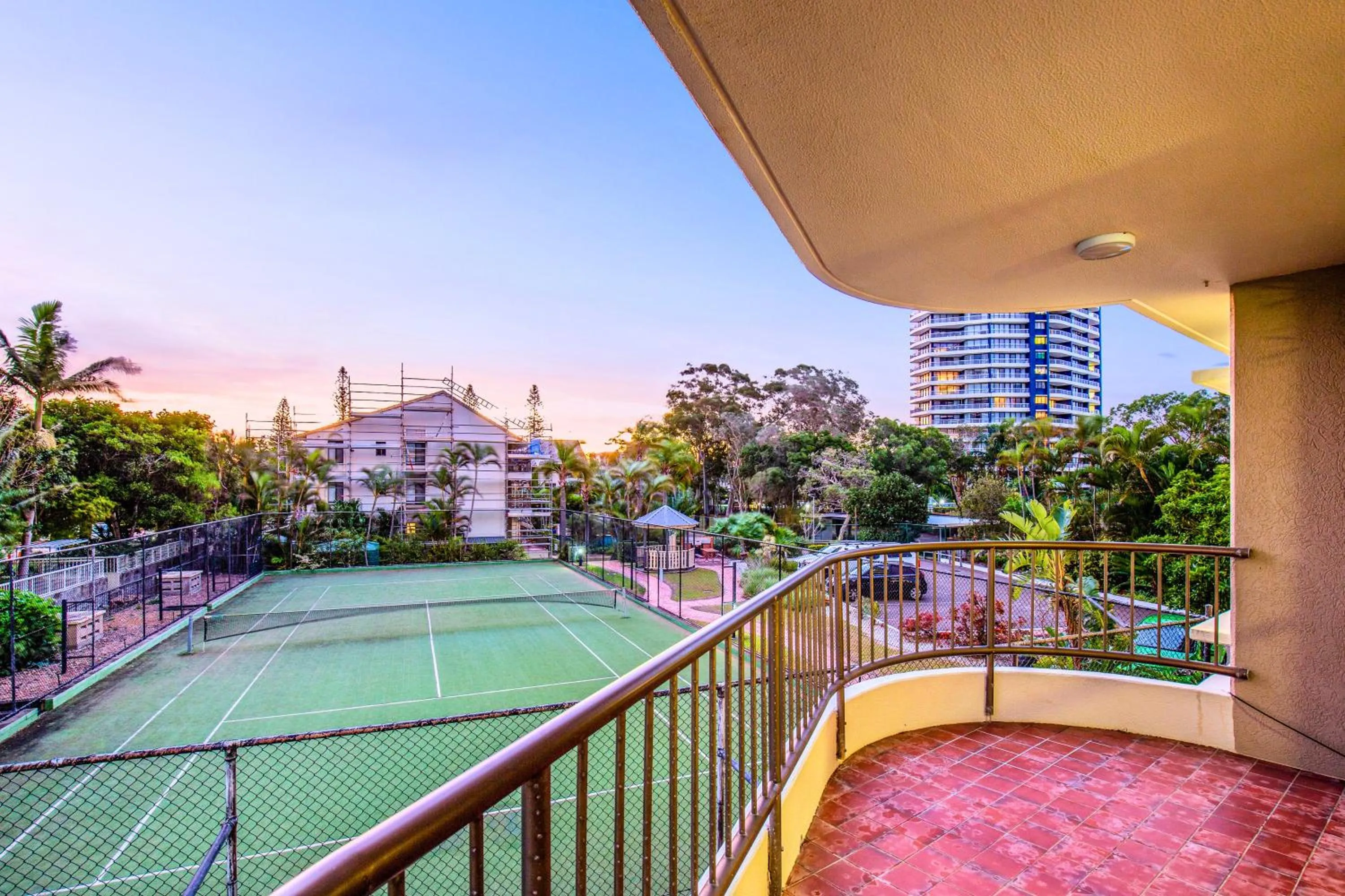 Tennis court in Broadwater Shores Waterfront Apartments