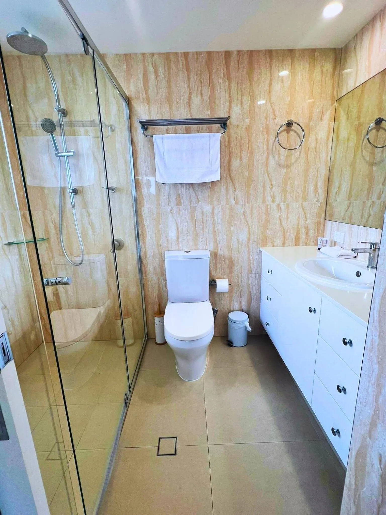 Public Bath in Broadwater Shores Waterfront Apartments