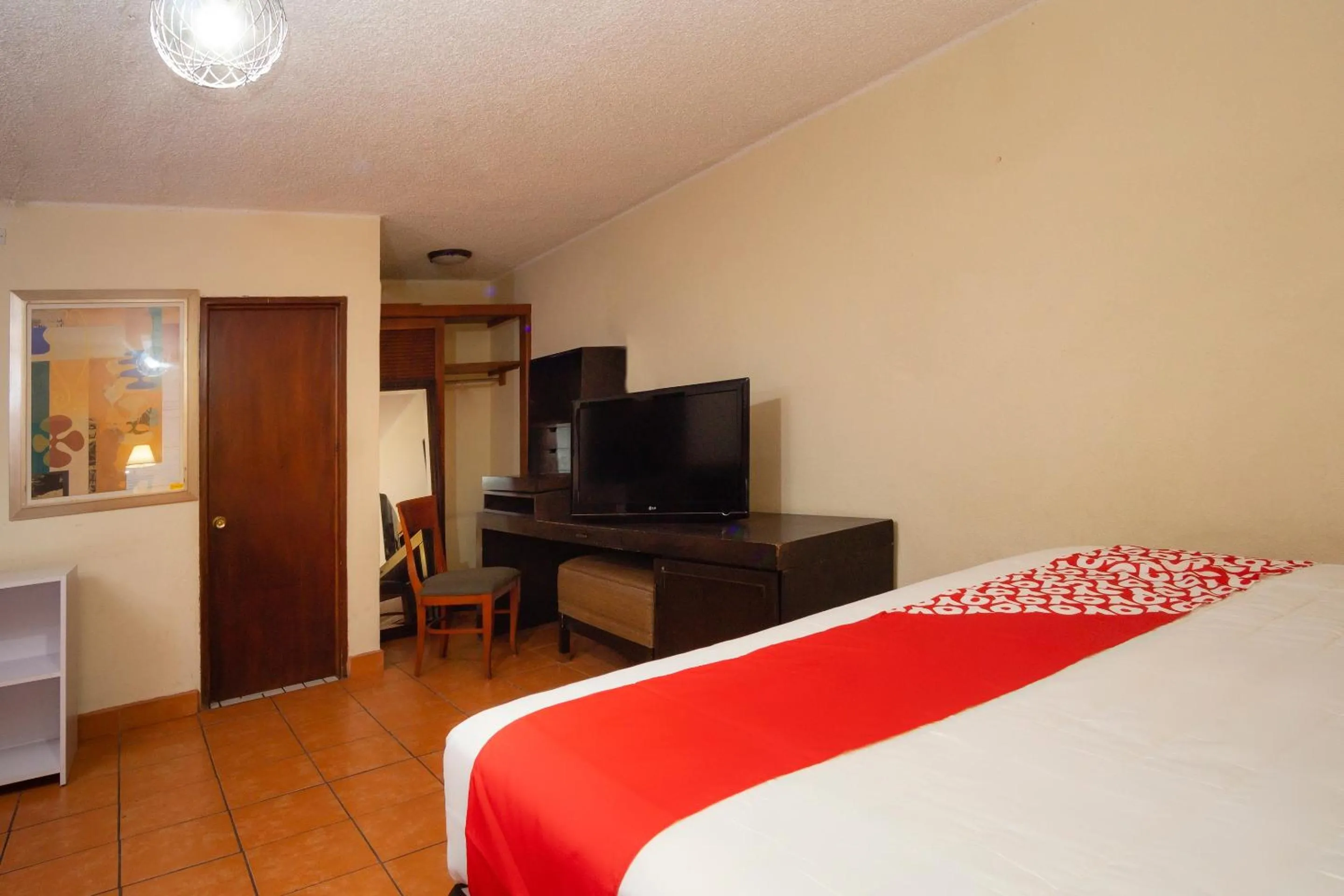 Bedroom, TV/Entertainment Center in OYO Hotel Hacienda Don Luis, Rosarito