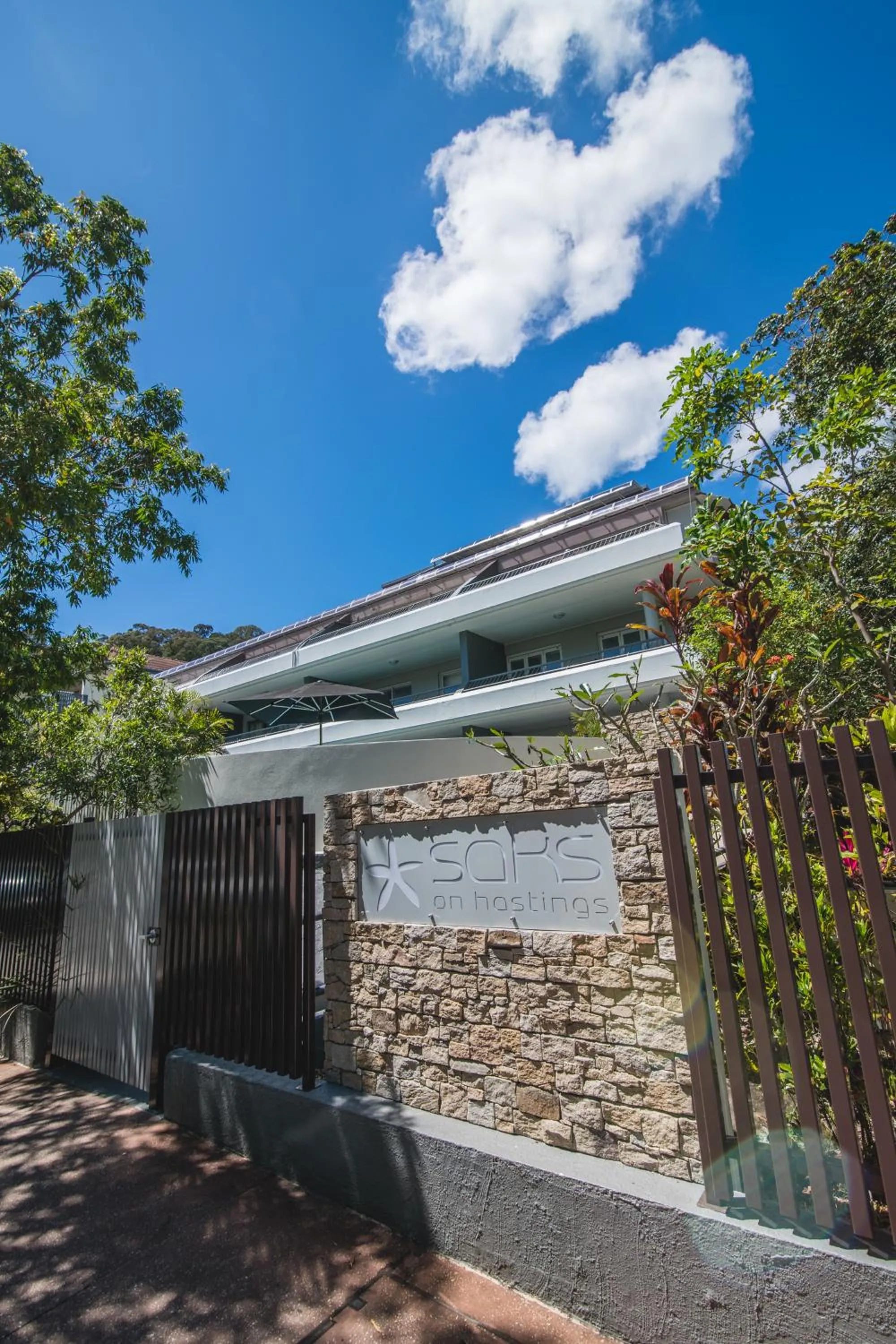 Facade/entrance in Saks on Hastings