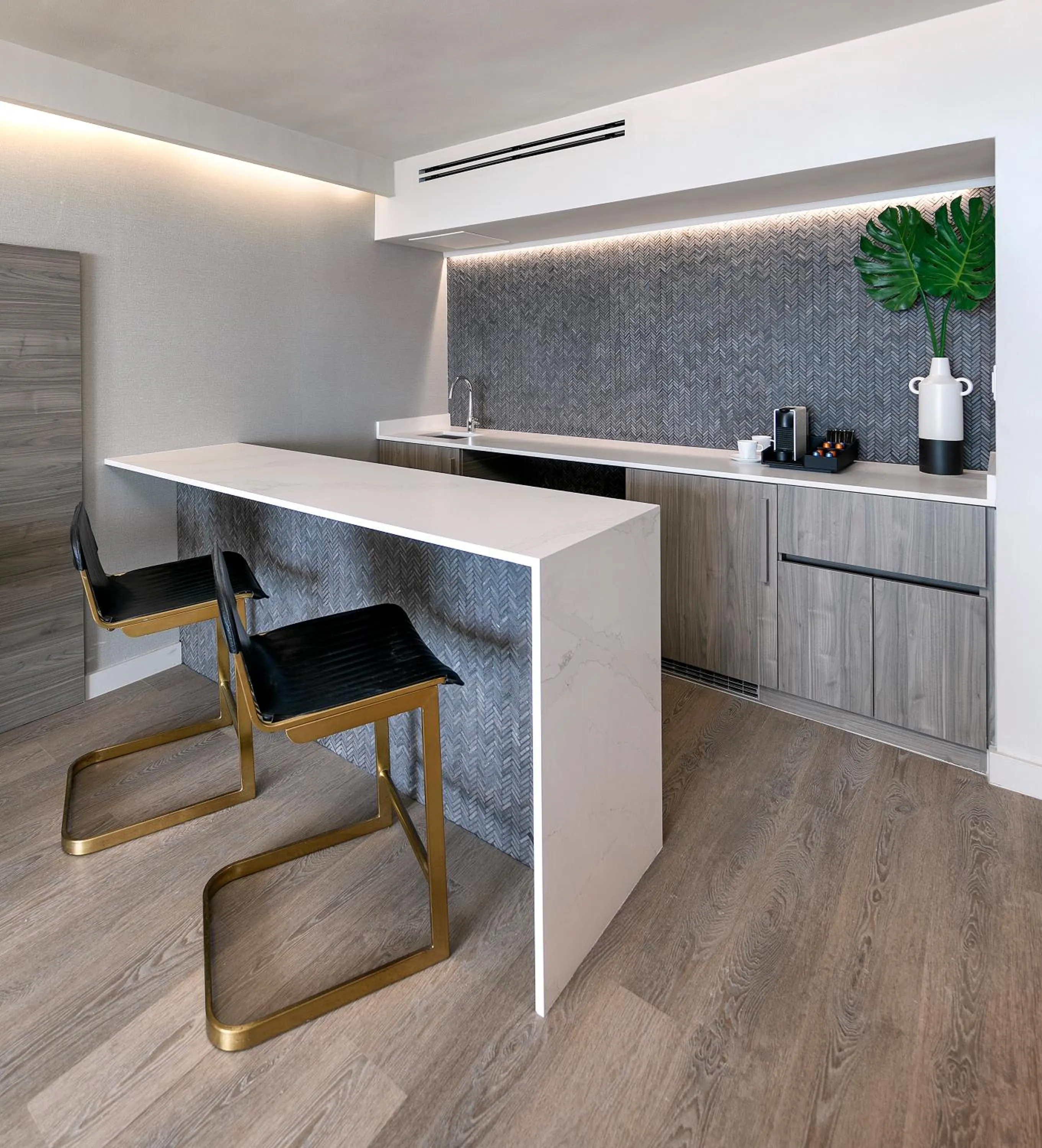 Kitchen or kitchenette in La Jolla Cove Suites