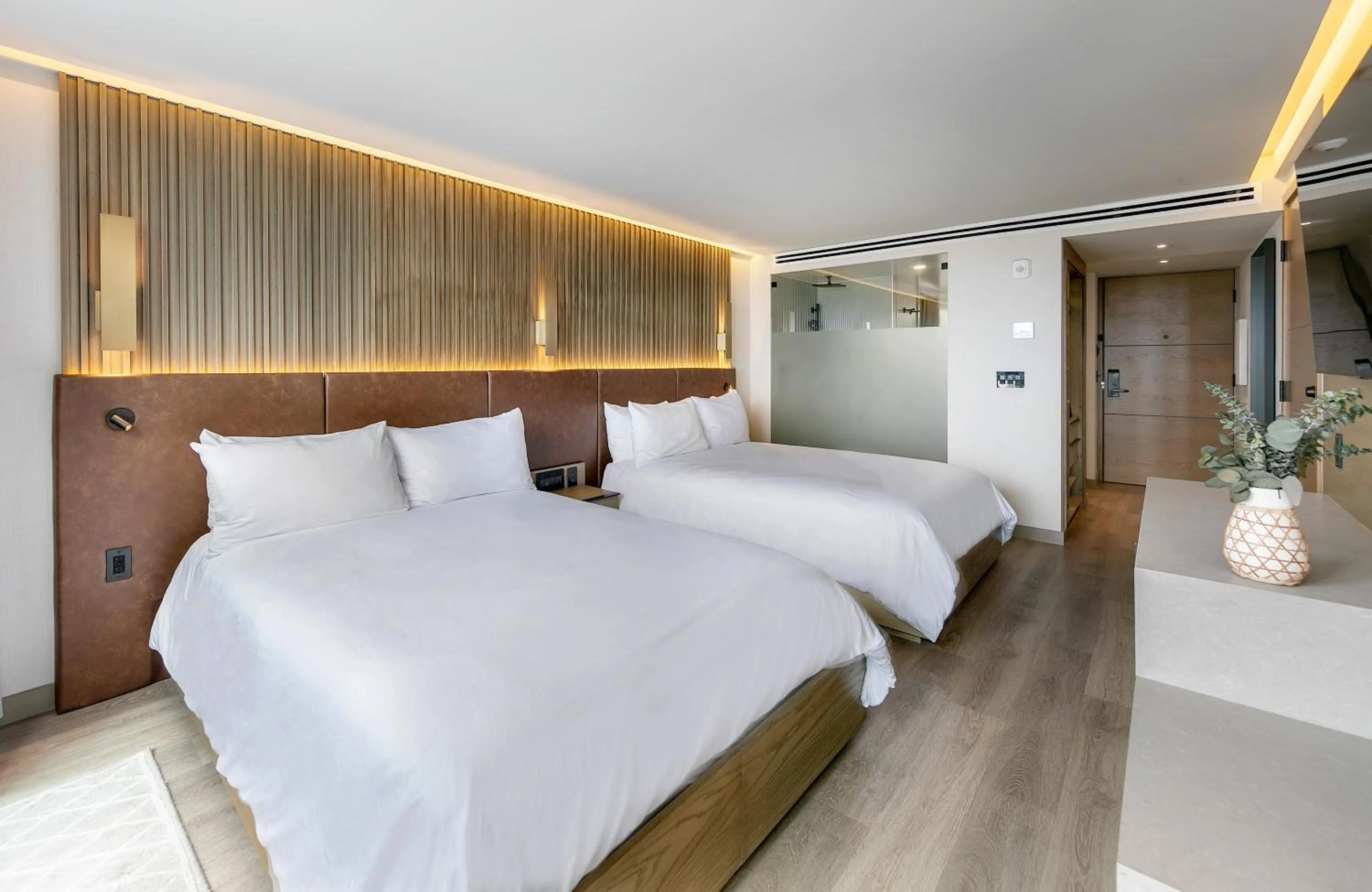 Bedroom, Bed in La Jolla Cove Suites