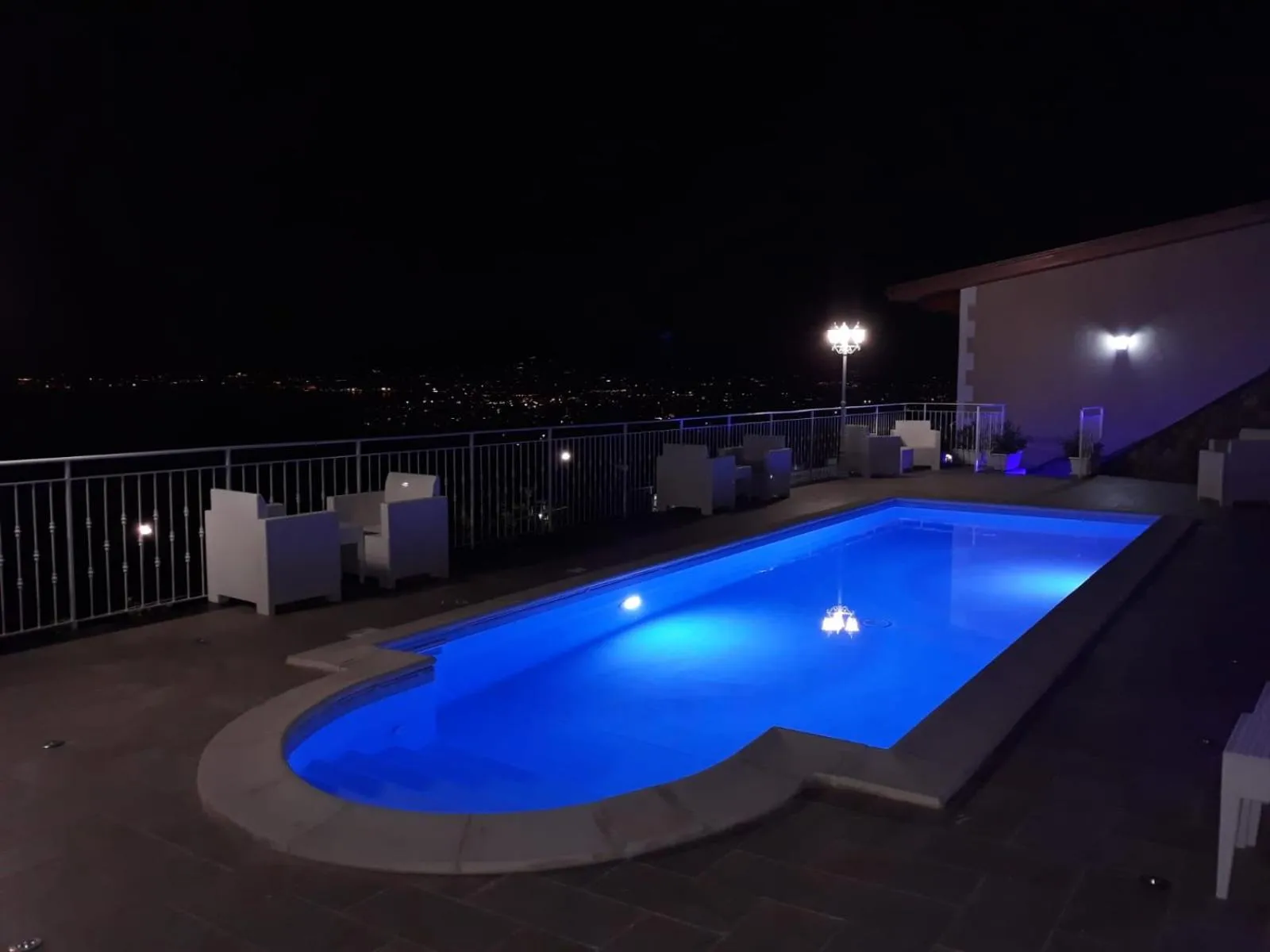 Swimming pool in B&B Villa Catiè
