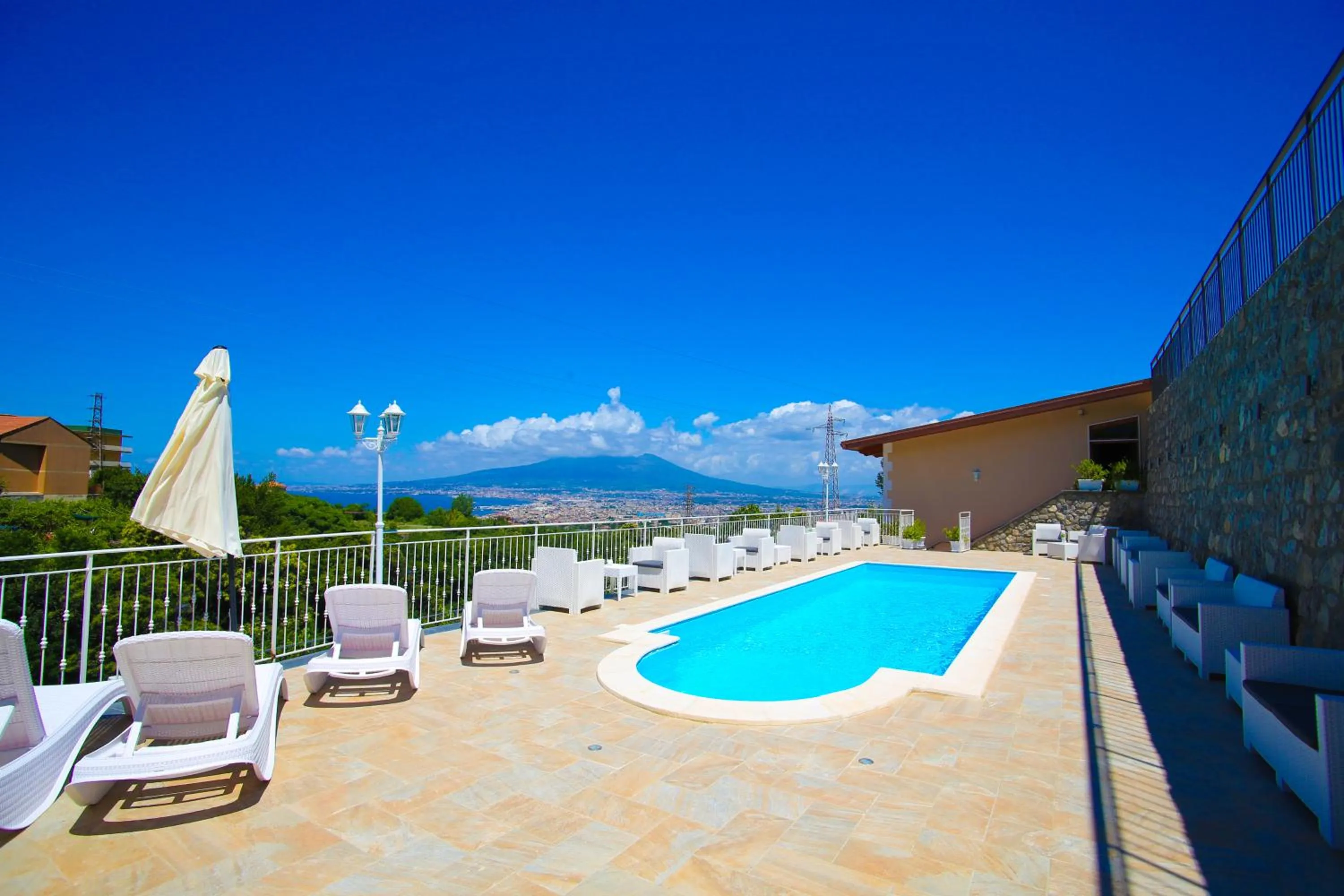 Swimming pool in B&B Villa Catiè