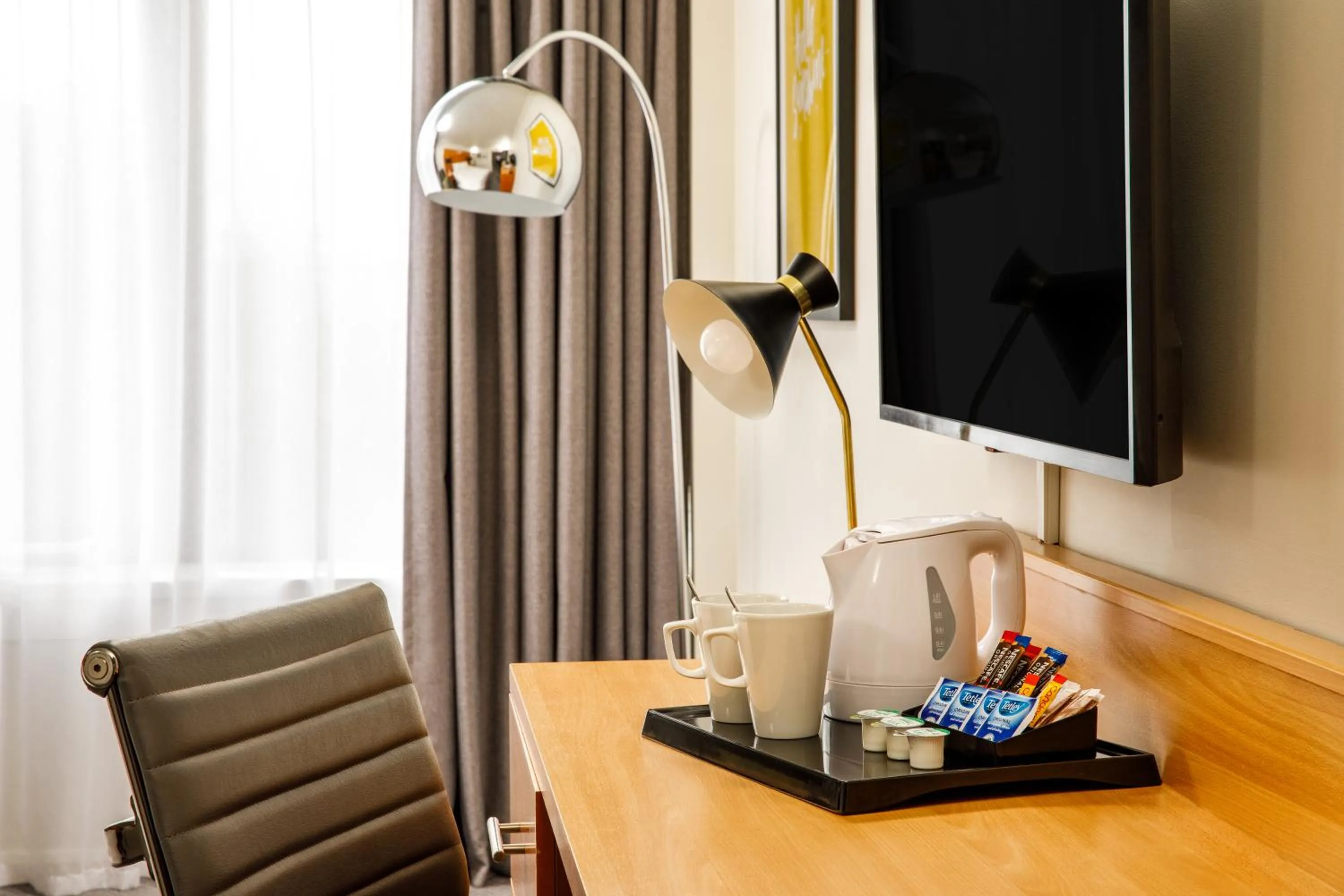 Seating area in Holiday Inn Milton Keynes Central by IHG