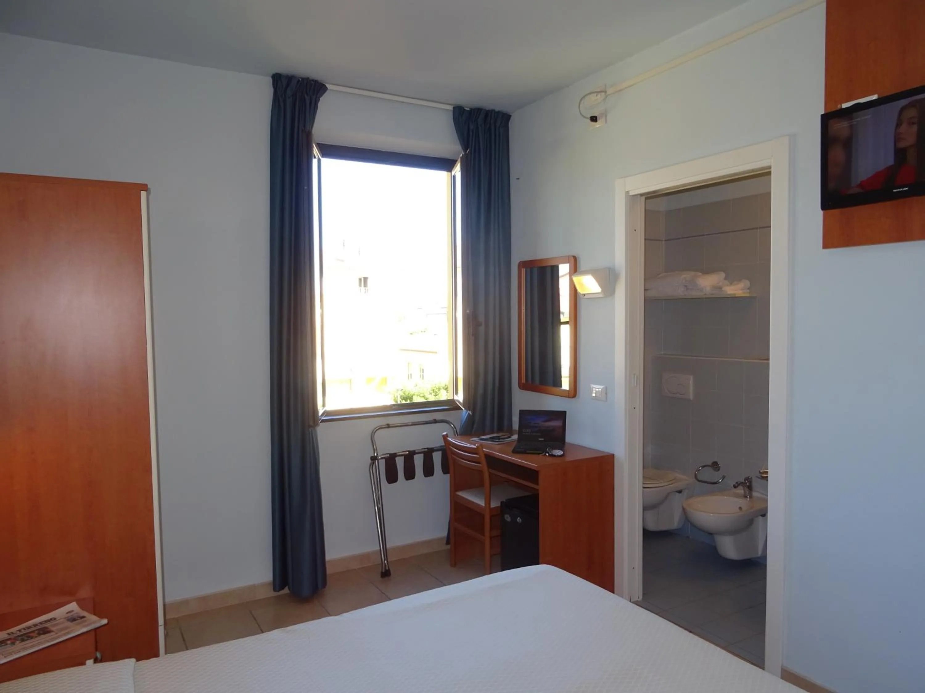 Bathroom, Bed in Hotel Sole E Mare
