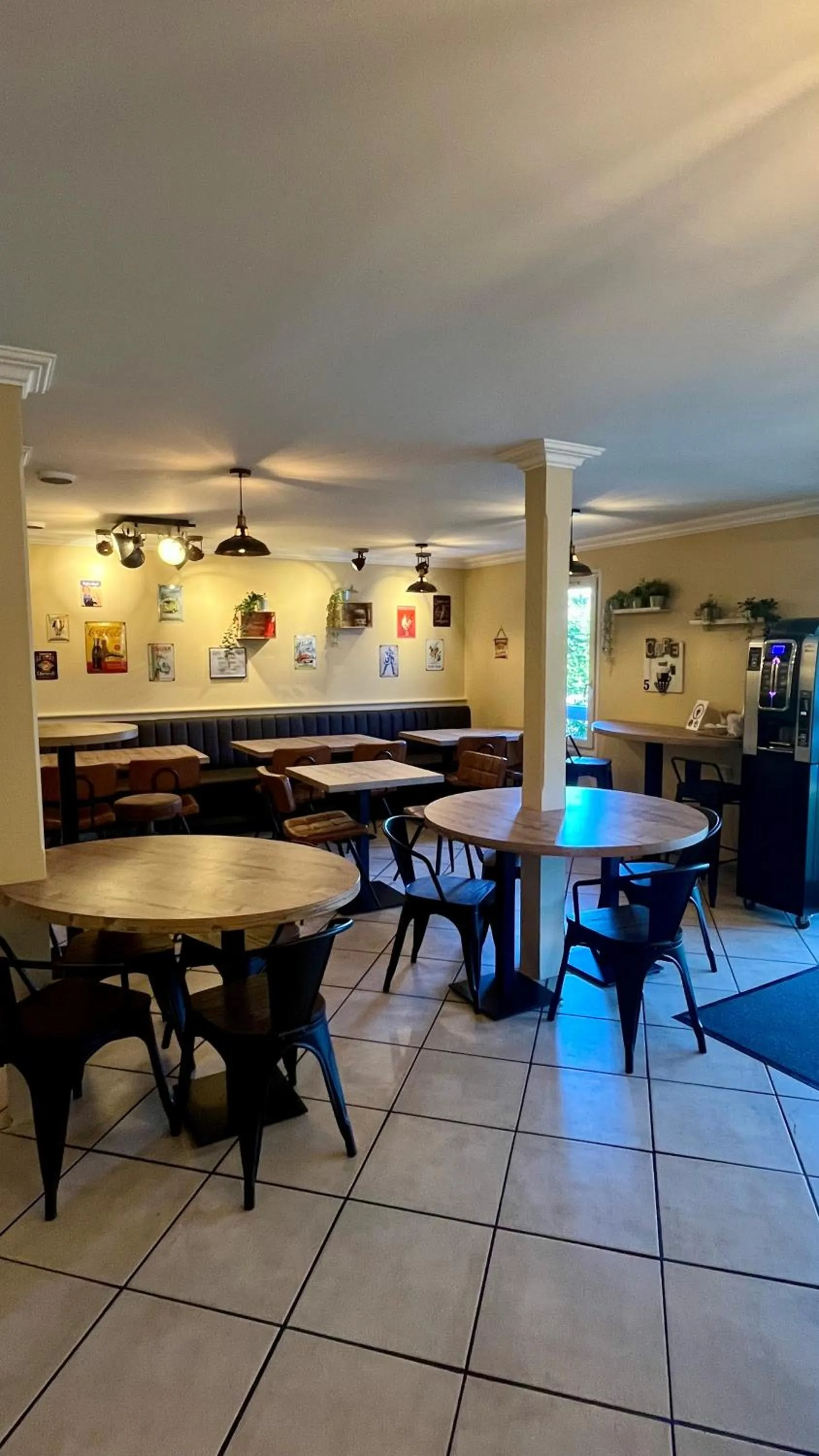 Dining area in Quick Palace Anglet