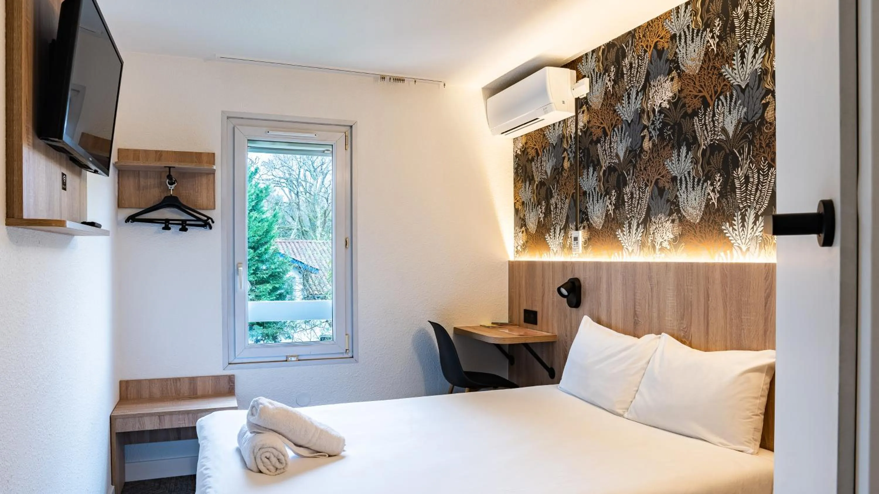 Photo of the whole room, Bed in Quick Palace Anglet