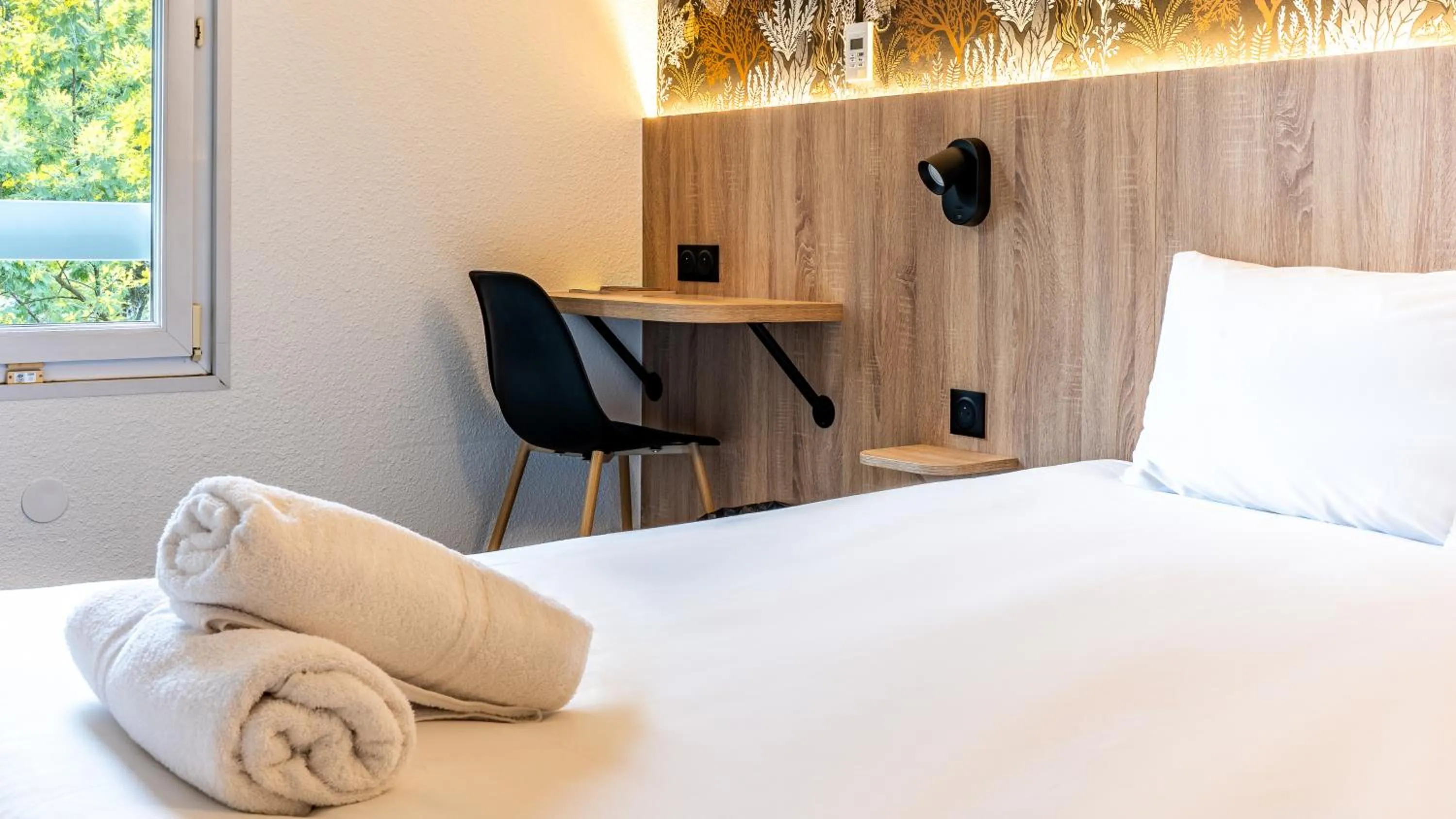 Seating area, Bed in Quick Palace Anglet