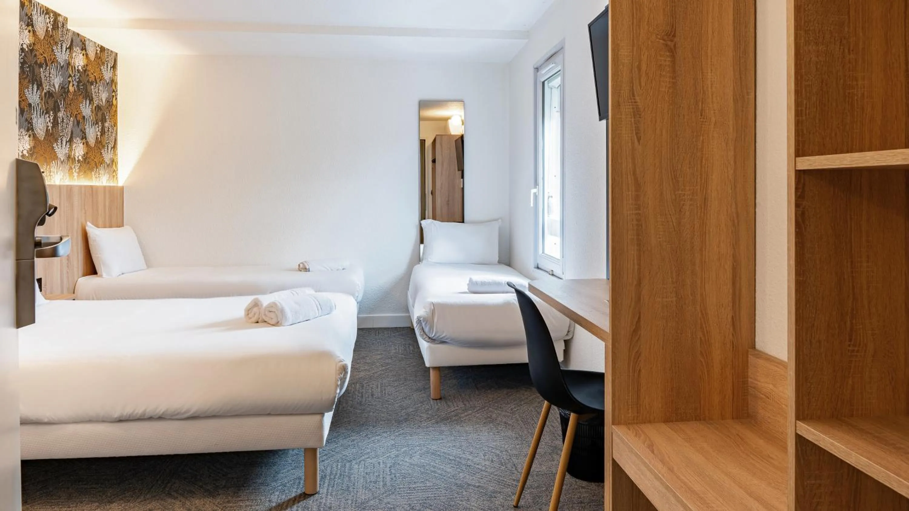 Photo of the whole room, Bed in Quick Palace Anglet